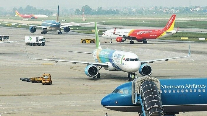 Trường hợp chuyến bay bị chậm, người vận chuyển phải cung cấp, cập nhật đầy đủ thông tin cho hành khách, xin lỗi hành khách và bảo đảm việc ăn, nghỉ, đi lại cũng như chịu các chi phí khác liên quan (Ảnh minh họa).