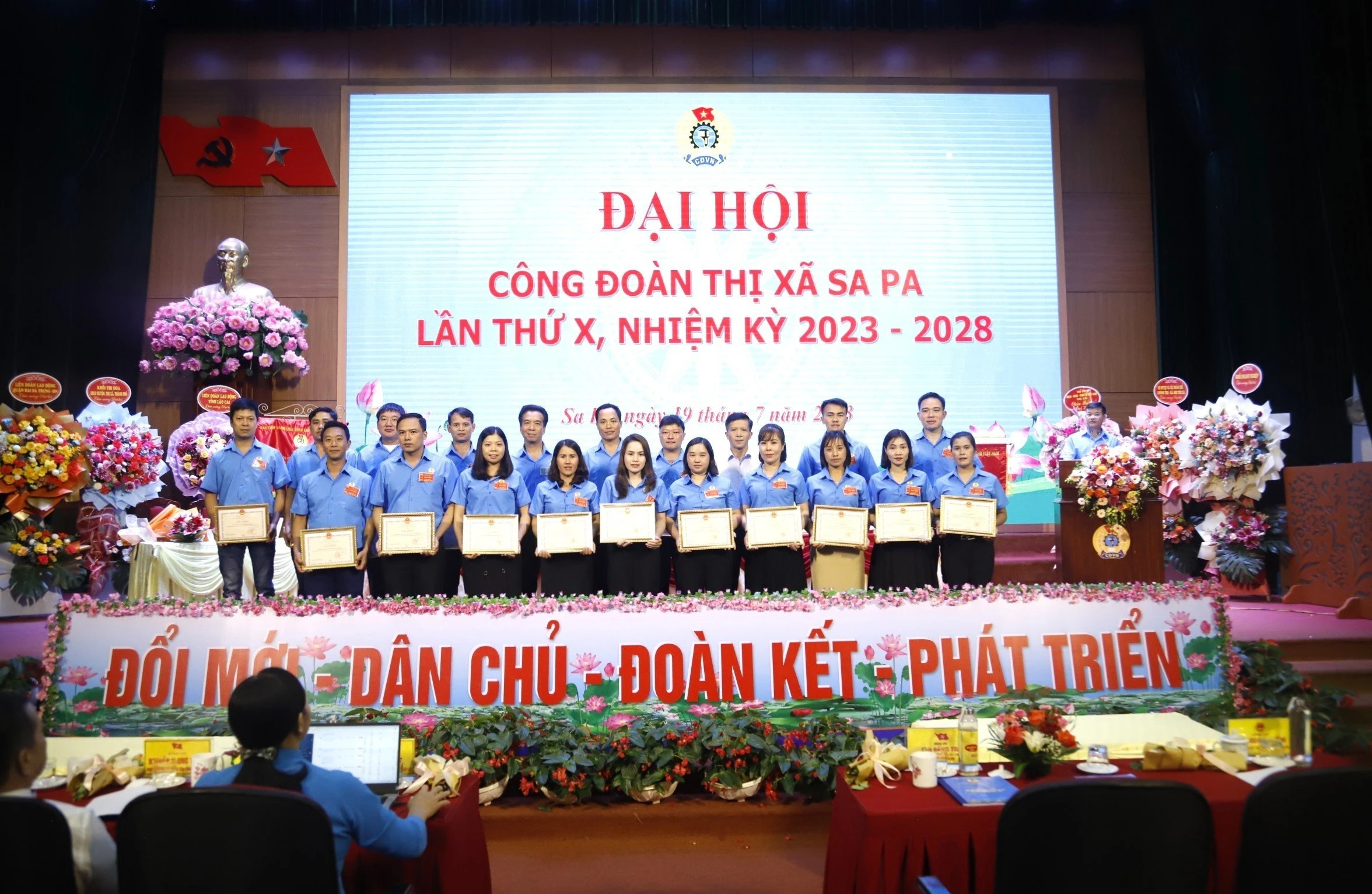 Tặng Giấy khen cho các tập thể, cá nhân có thành tích xuất sắc trong hoạt động công đoàn giai đoạn 2018 - 2023.