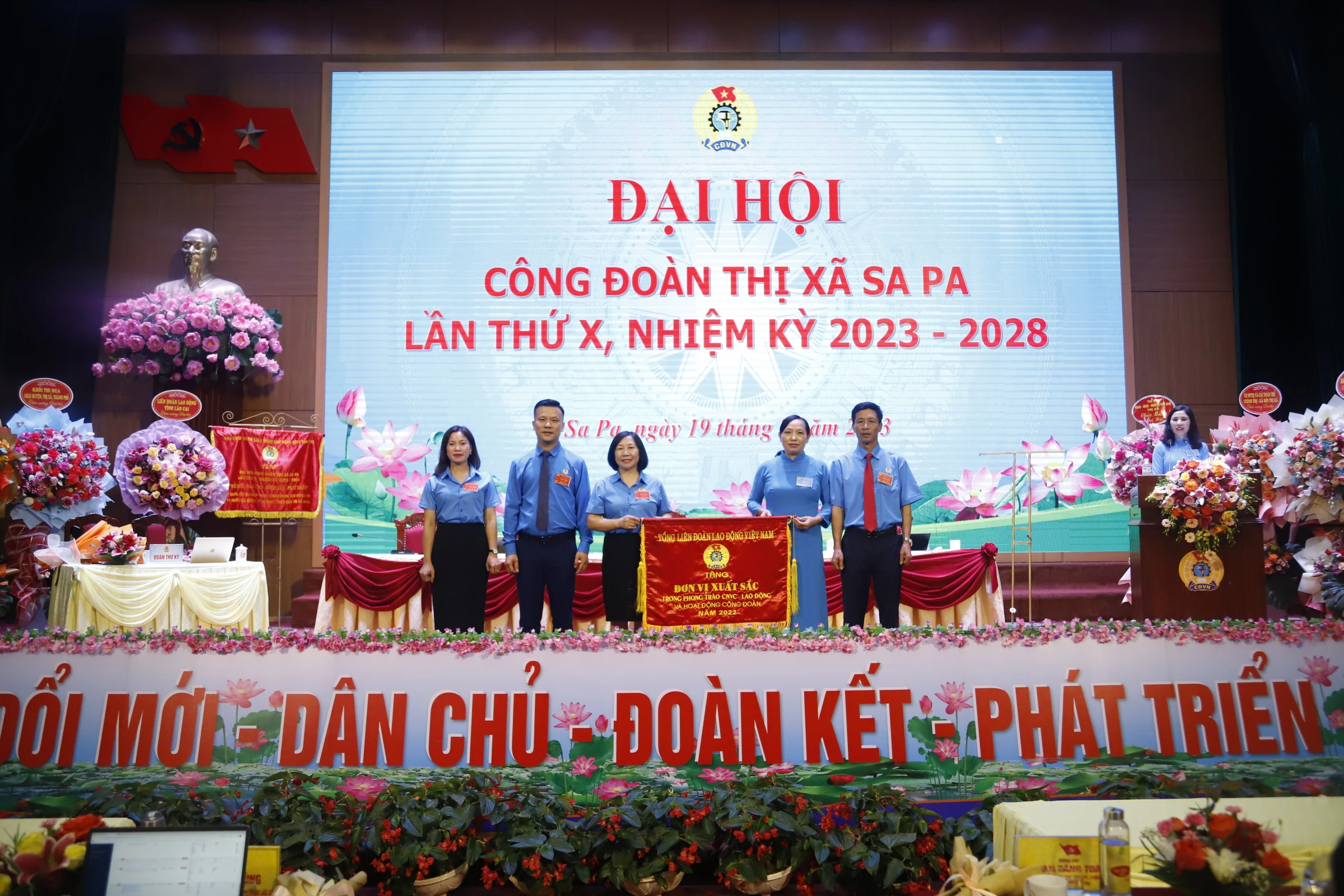 Tặng cờ thi đua chuyên đề của Tổng LĐĐVN cho LĐLĐ thị xã Sa Pa là đơn vị xuất sắc trong phong trào thi đua lao động giỏi và xây dựng tổ chức Công đoàn vững mạnh năm 2022.JPG