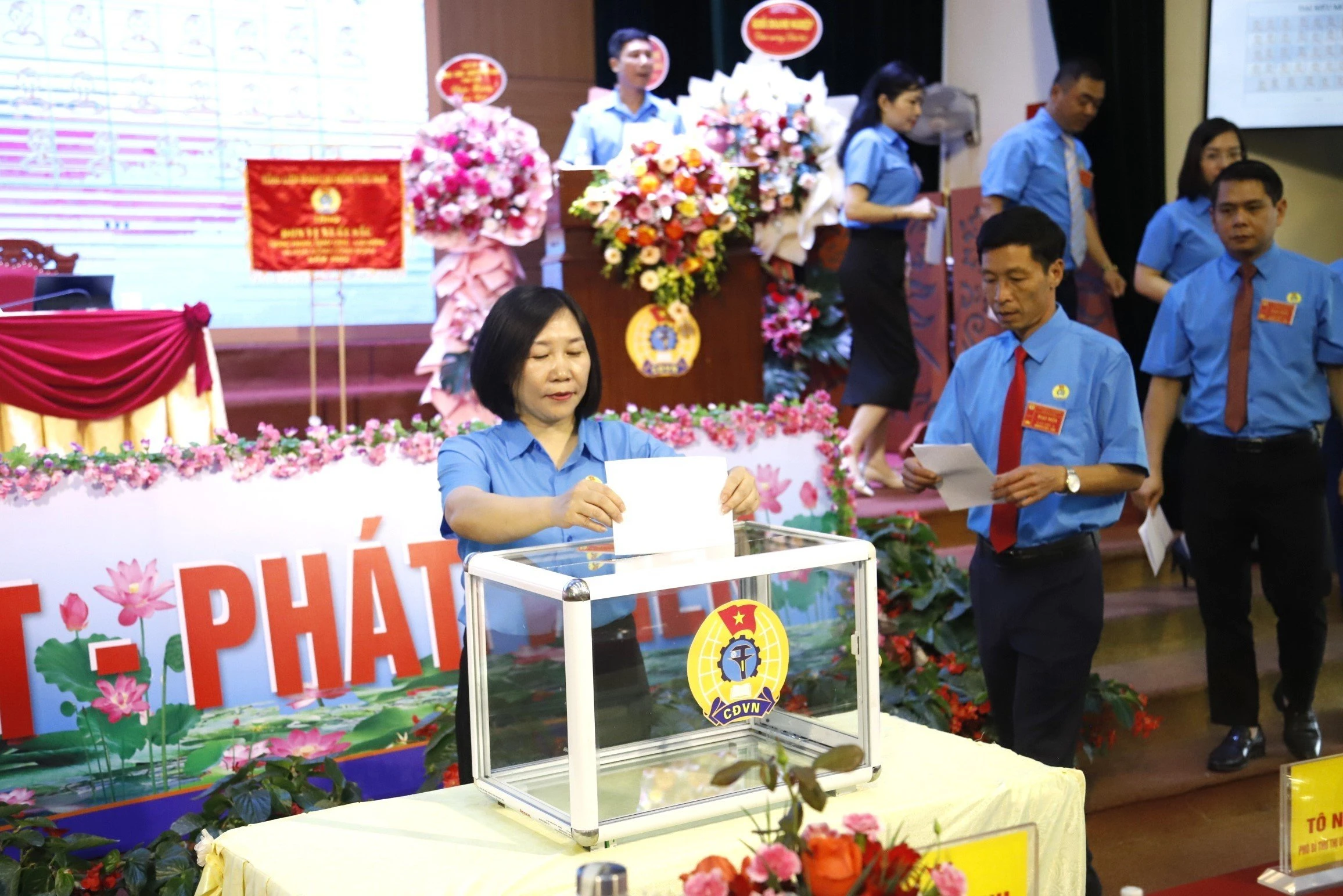 Bầu 15 đồng chí vào Ban chấp hành LĐLĐ khó X, nhiệm kỳ 2023-2028.jpg