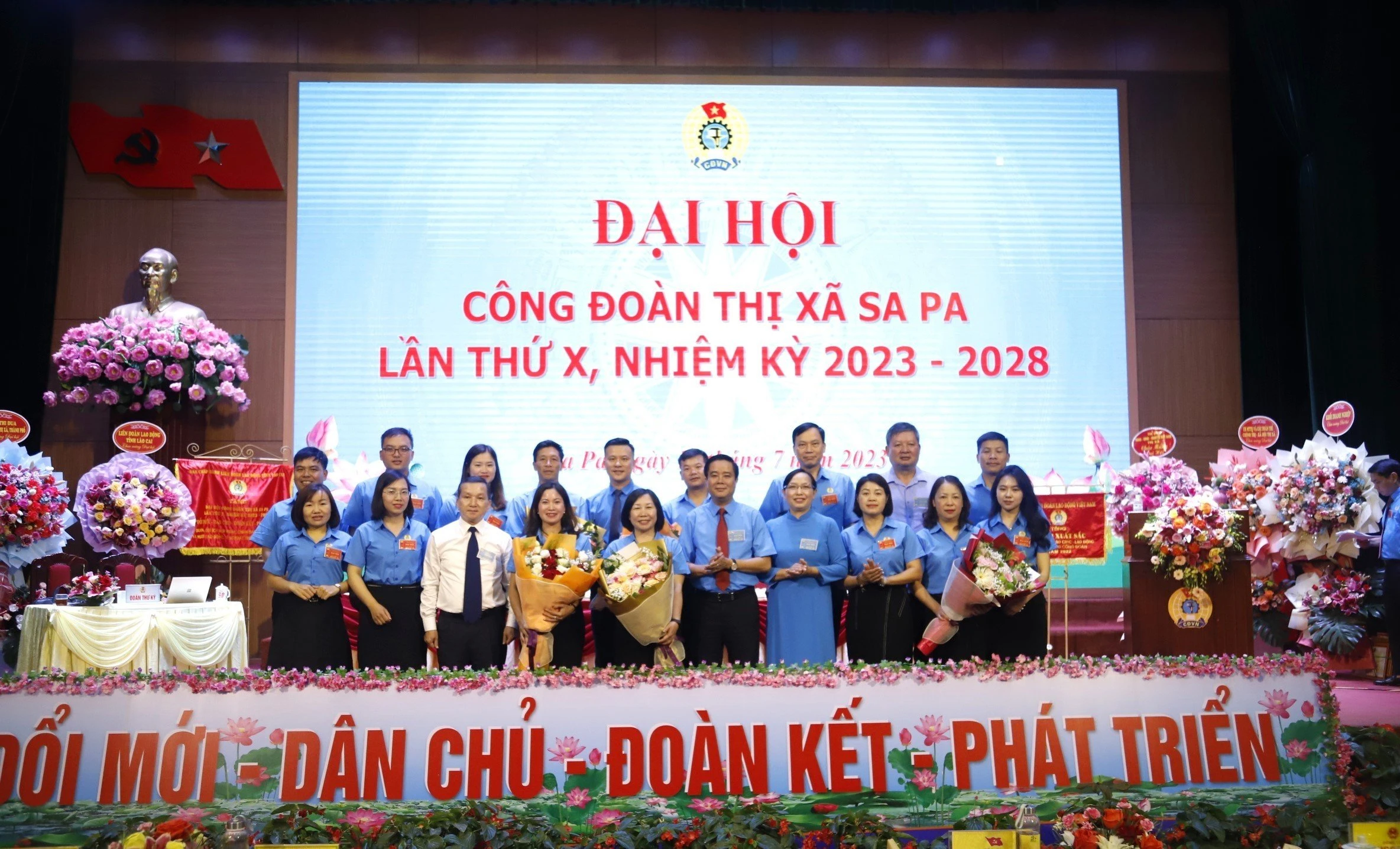 Ban chấp hành LĐLĐ thị xã khóa mới ra mắt Đại hội.jpg