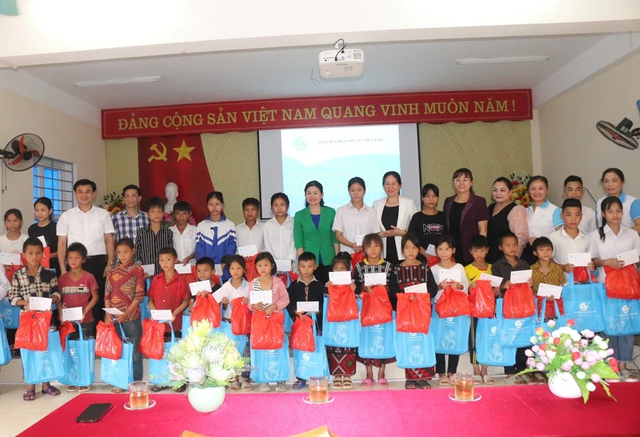 Tặng học bổng cho các em học sinh nghèo vượt khó xã Thống Nhất thành phố Lào Cai..png
