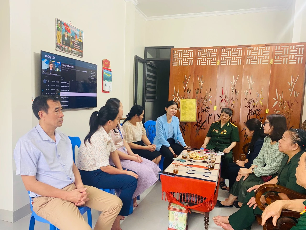 Phó Chủ tịch Hội LHPN Việt Nam thăm, tặng quà mẹ Trần Thị Tiệm, phường Kim Tân thành phố Lào Cai, thương binh 31%..png