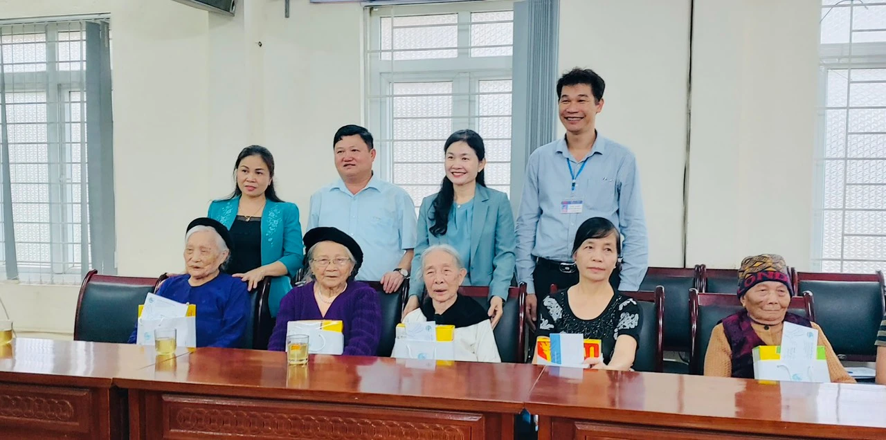Phó Chủ tịch Hội LHPN Việt Nam Tôn Ngọc Hạnh tặng quà cho các Mẹ, Vợ liệt sỹ, gia đình chính sách địa bàn thị xã Sa Pa..png
