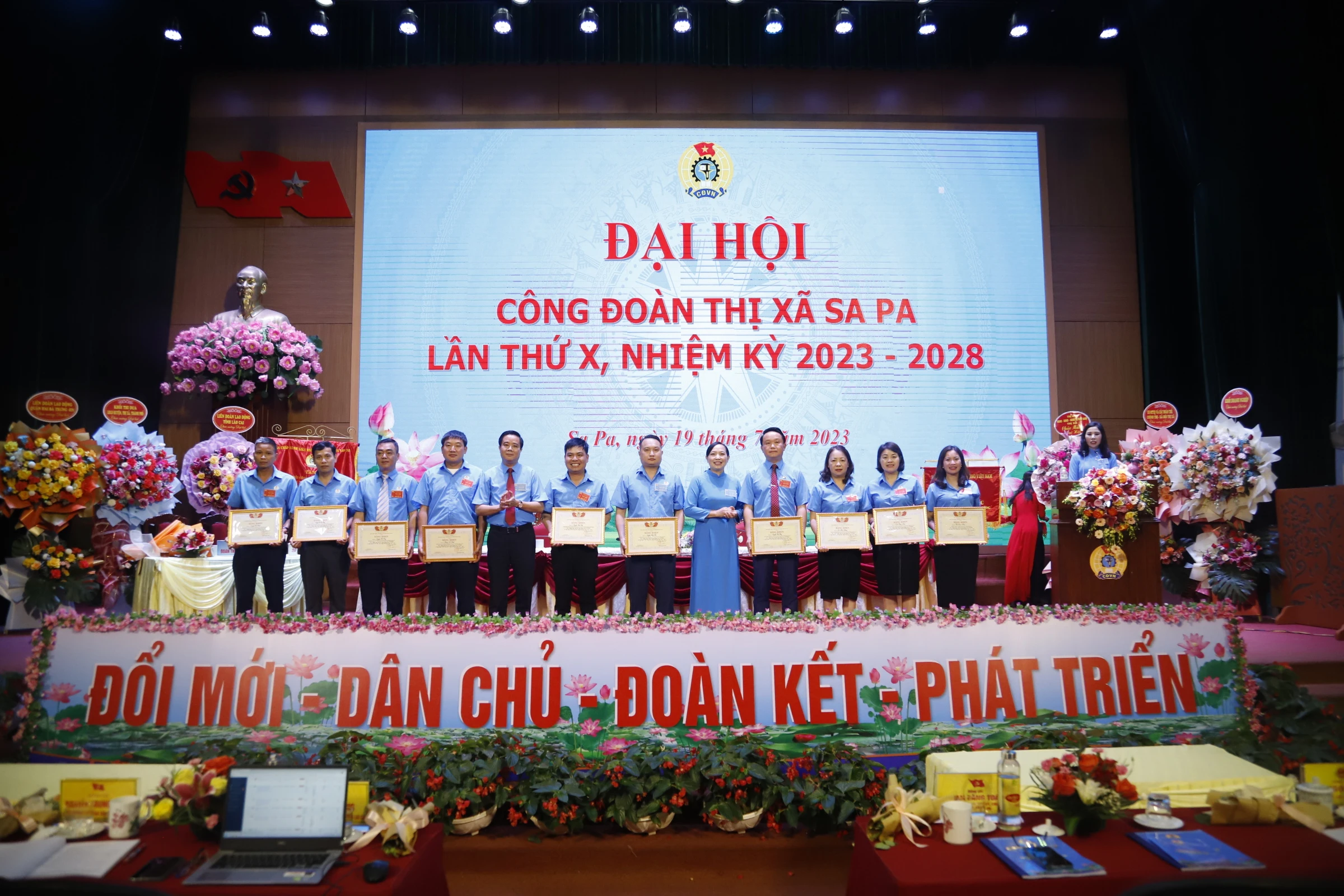 Tặng Bằng khen của LĐLĐ tỉnh cho 12 tập thể và 12 cá nhân đã có thành tích xuất sắc trong phong trào CNVCLĐ và xây dựng tổ ch Công đoàn vững mạnh giai đoạn 2018-2023.JPG
