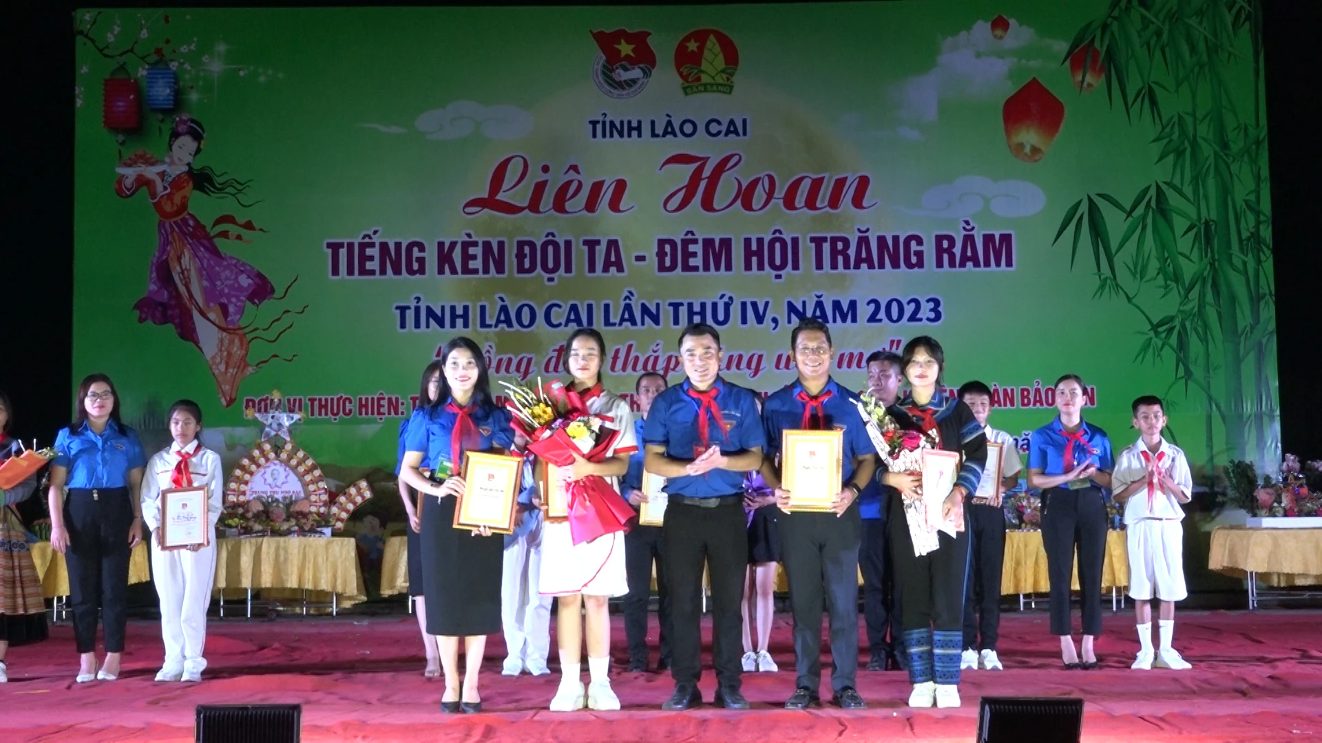 Trao giải ba.jpg