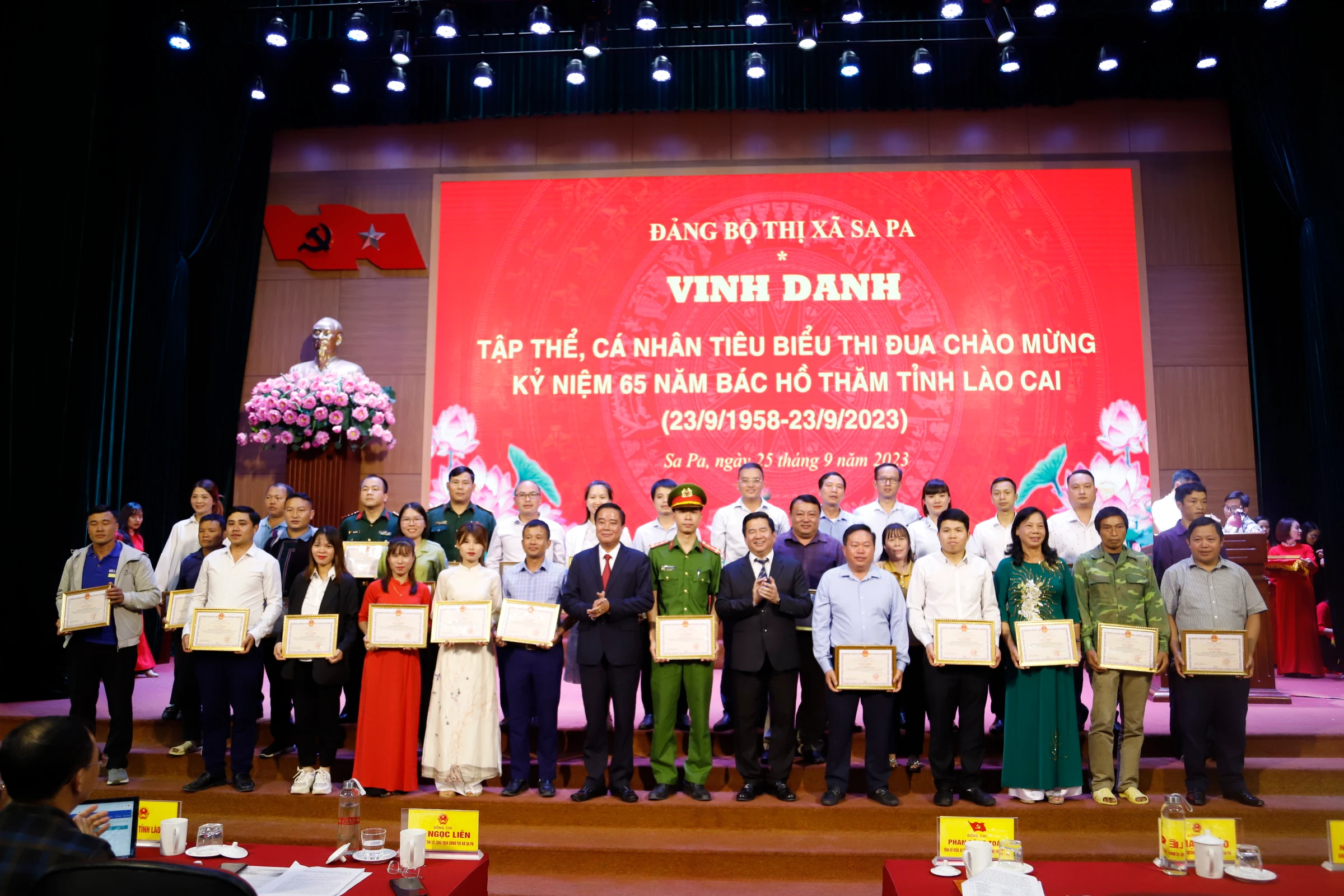 vinh danh.jpg