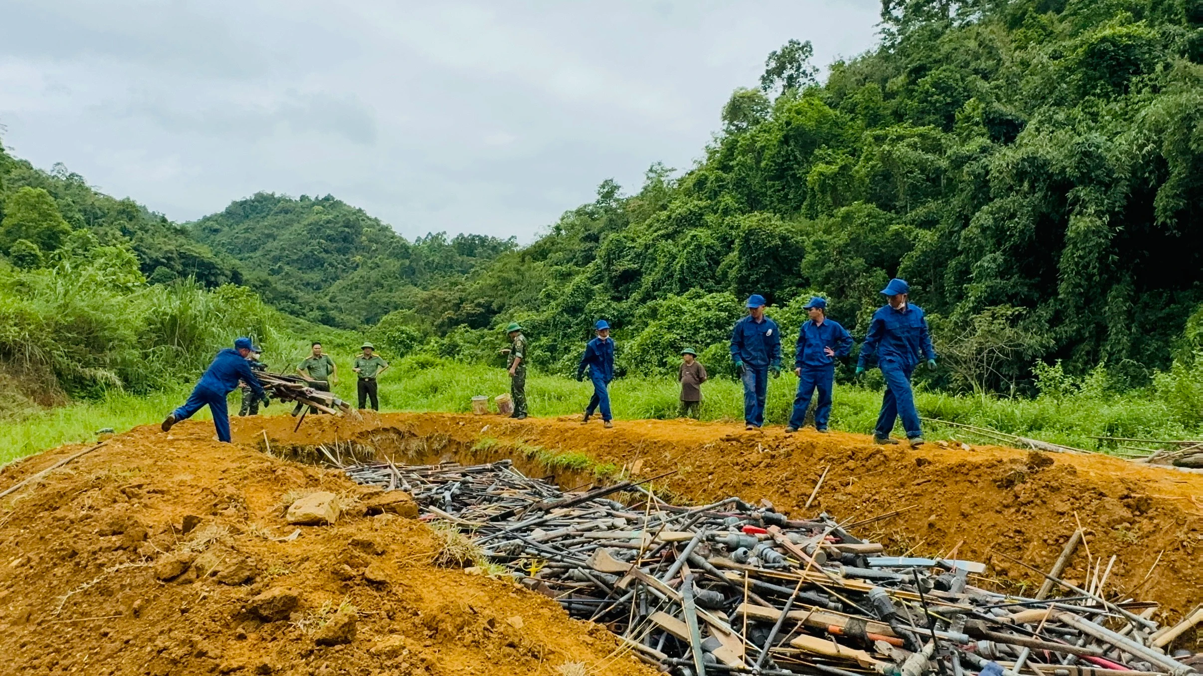 Ảnh 3. phối hợp vận chuyển toàn bộ số vũ khí, công cụ hỗ trợ vào khu vực tiêu hủy (1) .jpg