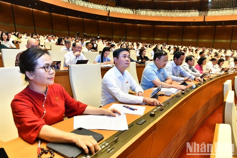 Các đại biểu Quốc hội biểu quyết thông qua Nghị quyết về Chương trình giám sát của Quốc hội năm 2024.