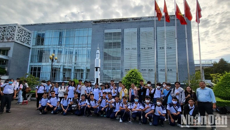 Các em học sinh, sinh viên có dịp trải nghiệm trong Tuần lễ NASA Việt Nam.