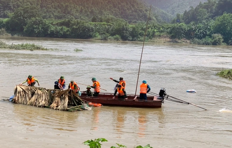 Lực lượng tăng cường của xã, huyện diễn tập phối hợp với lực lượng tại chỗ tổ chức tìm kiếm cứu người, tài sản bị lũ cuốn trôi..jpg
