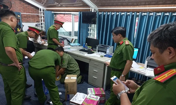 Lực lượng công an thu giữ nhiều máy móc, tài liệu, giấy tờ liên quan (Ảnh Trà Giang - Tạp chí BHXH)..jpg