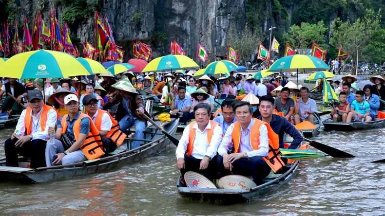 Đông đảo đại biểu và du khách tham dự lễ khai mạc.