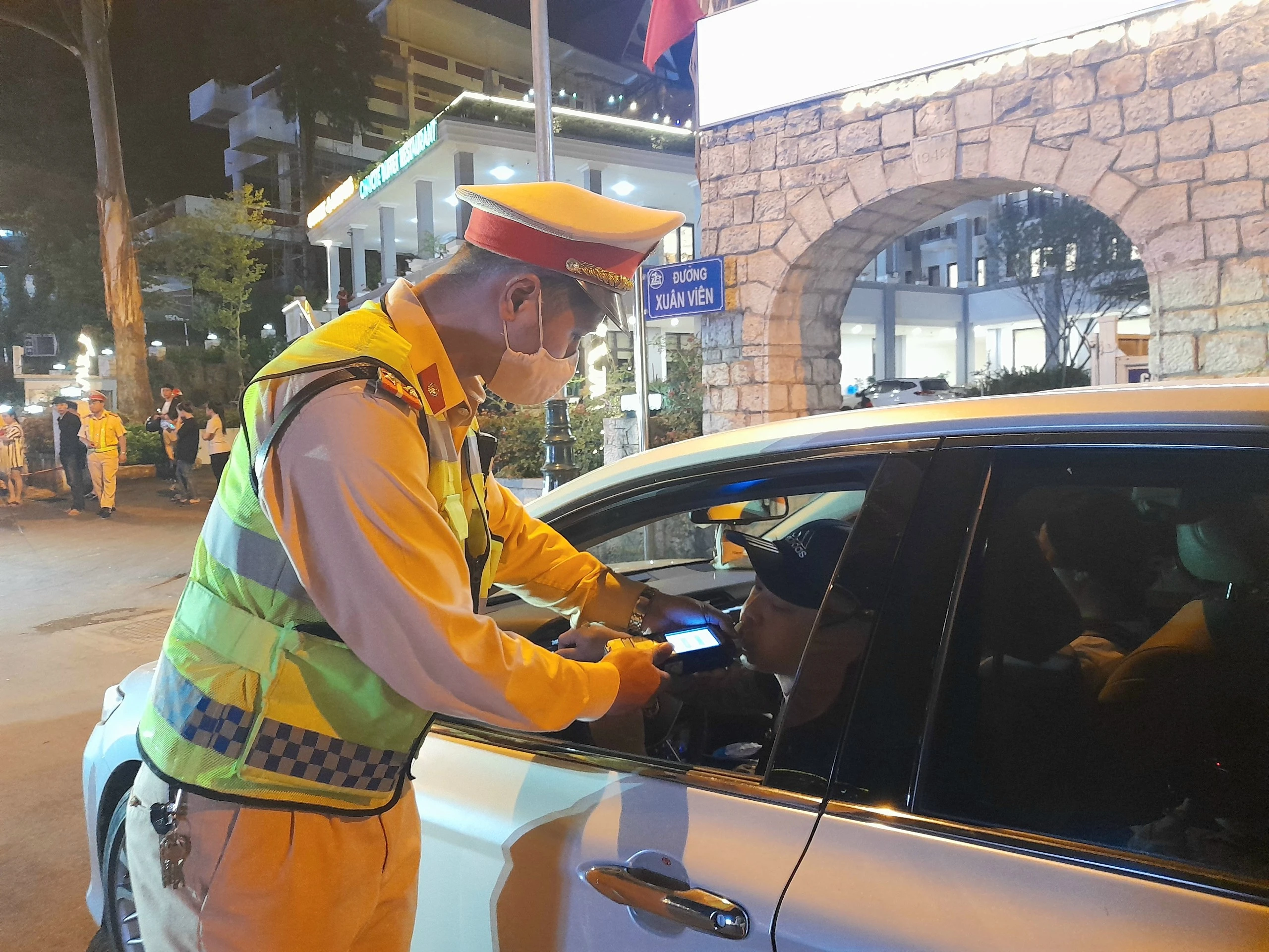 Kiểm tra nồng độ cồn đối với cả những du khách khi tham gia giao thông trên địa bàn thị xã Sa Pa.jpg