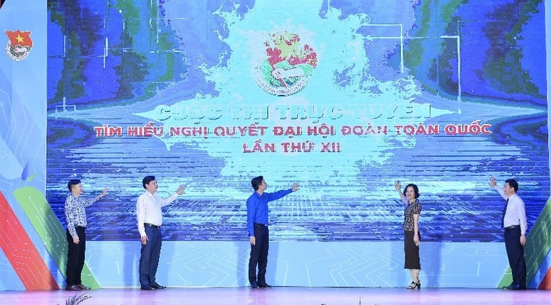 Các đồng chí đại diện Ban tổ chức thực hiện nghi lễ phát động Cuộc thi.