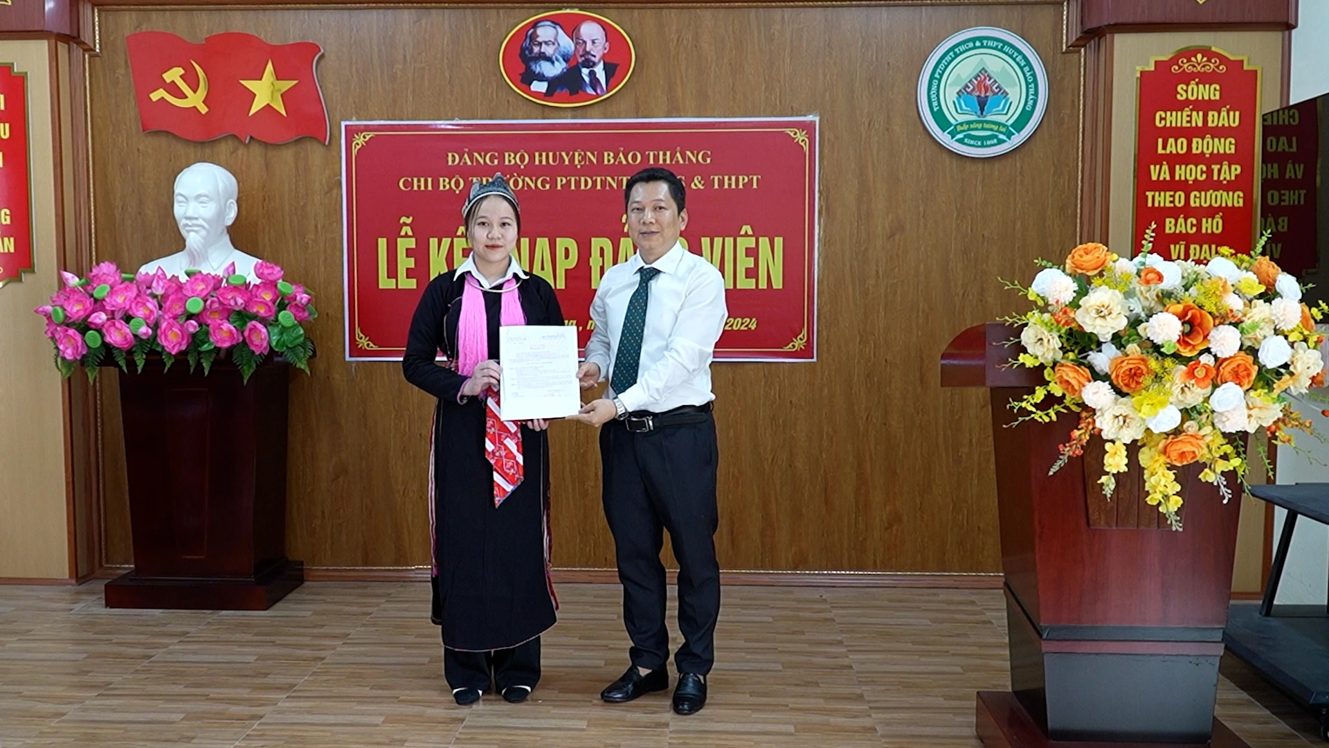 Trao quyết định cho em Phàn Thị Anh Thư.jpg