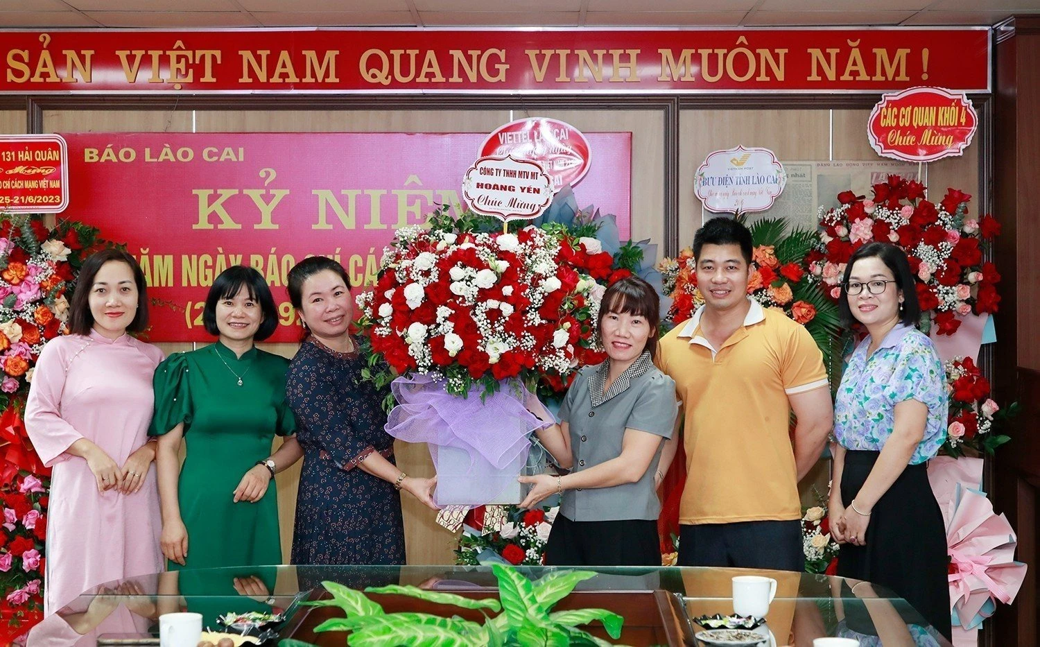 Công ty TNHH MTV Môi trường Hải Yến tặng hoa chúc mừng Báo Lào Cai..jpg