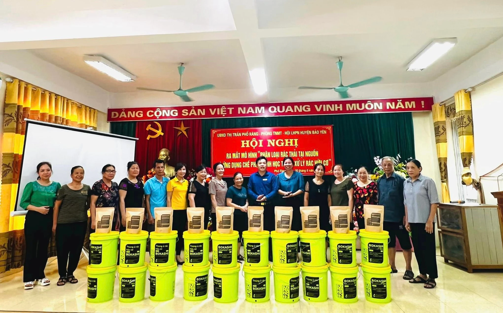 Hỗ trợ chế phẩm sinh học, xô, bạt cho các thành viên tham gia mô hình.jpg
