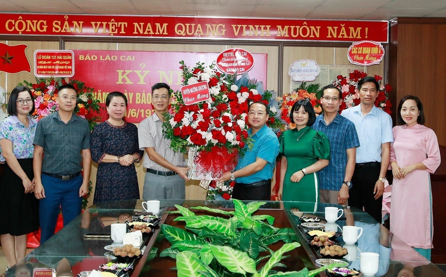 Đoàn công tác của Huyện ủy, HĐND, UBND huyện Mường Khương tặng hoa chúc mừng Báo Lào Cai.