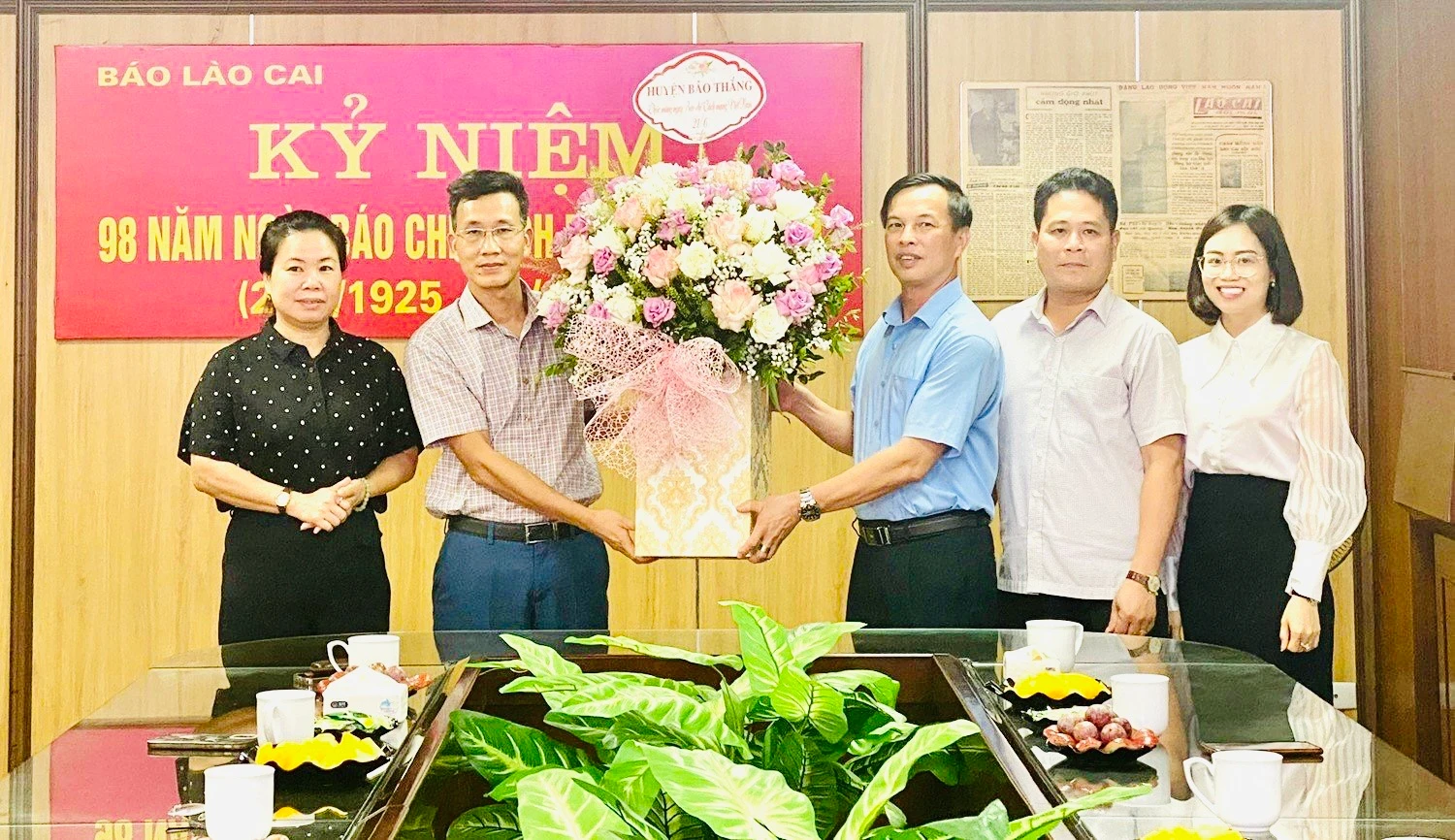 Đoàn công tác của Huyện ủy, HĐND, UBND huyện Bảo Thắng tặng hoa chúc mừng Báo Lào Cai..jpg