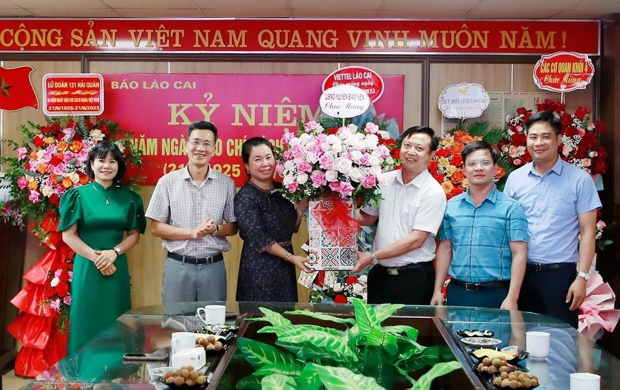Đoàn công tác của Huyện ủy, HĐND, UBND huyện Bảo Yên tặng hoa chúc mừng Báo Lào Cai.