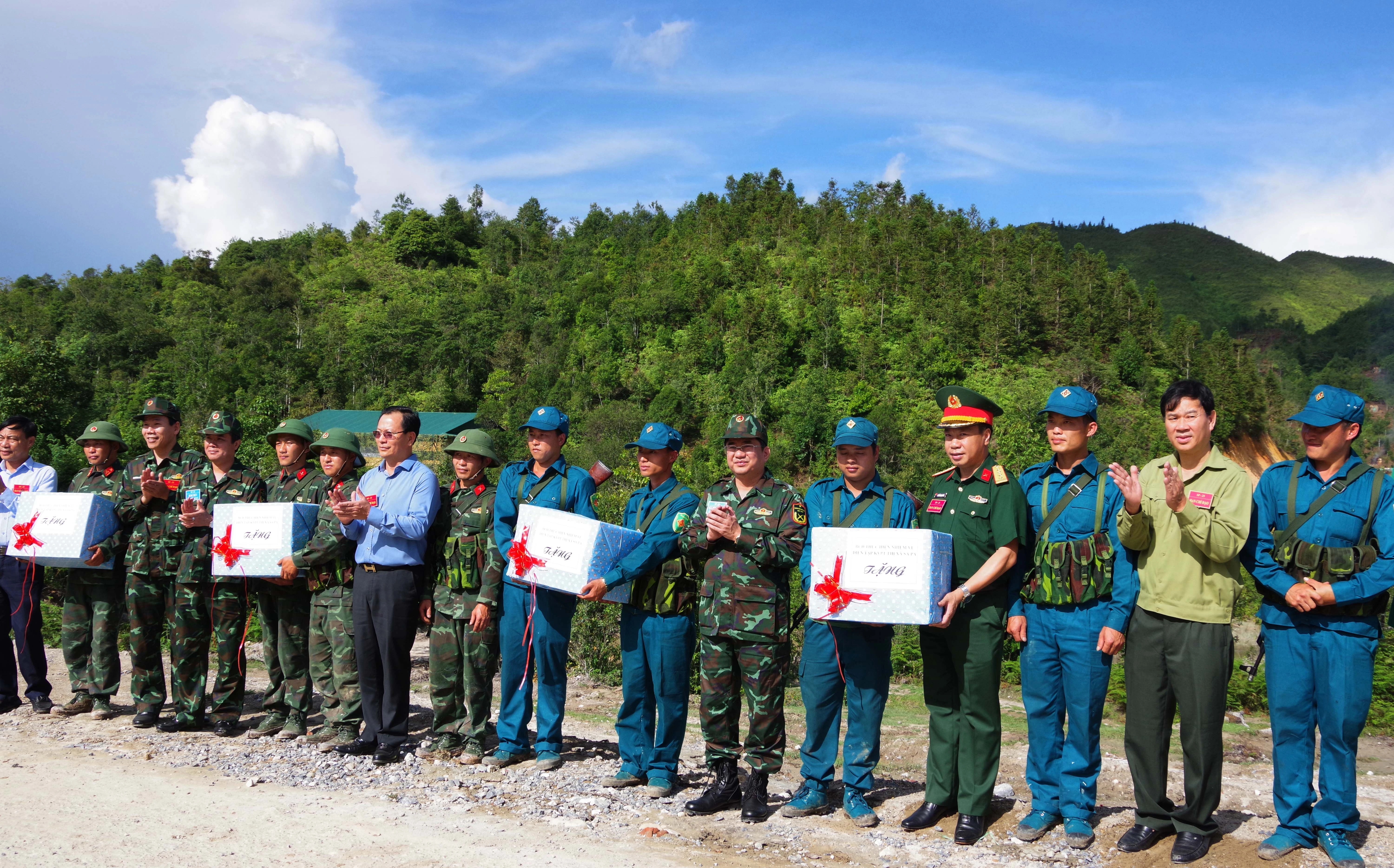 Tang qua cho cac luc luong tham gia dien tap KVPT thi xa Sa pa.JPG