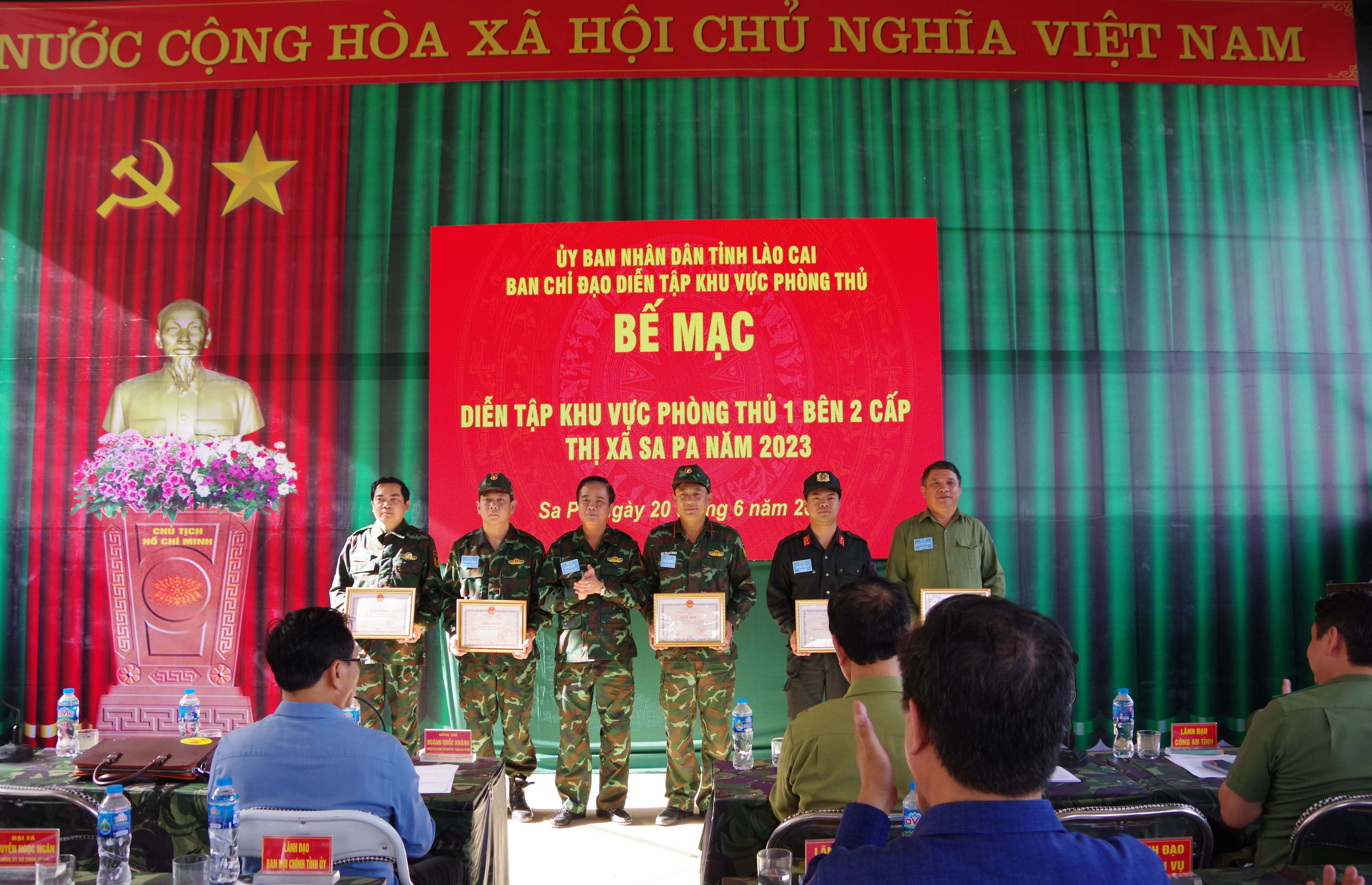 Trao giay khen cho cac tap the.JPG