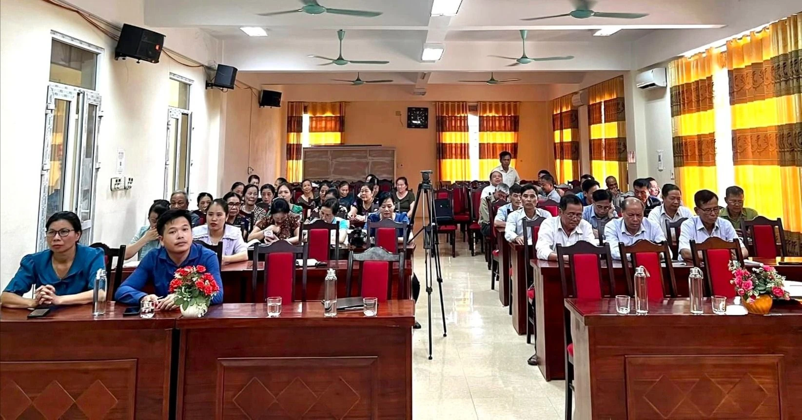 Các đại biểu tham dự buổi ra mắt.jpg