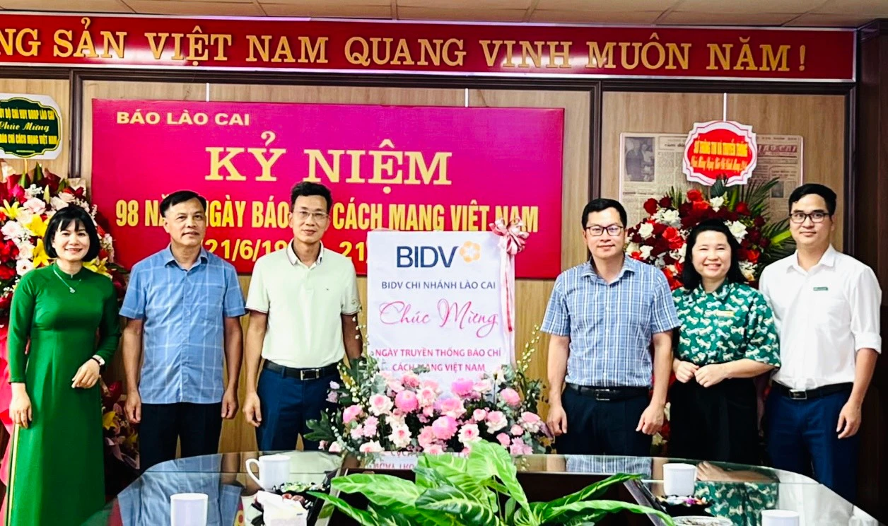 Ngân hàng BIDV chi nhánh Lào Cai tặng hoa chúc mừng Báo Lào Cai..jpg