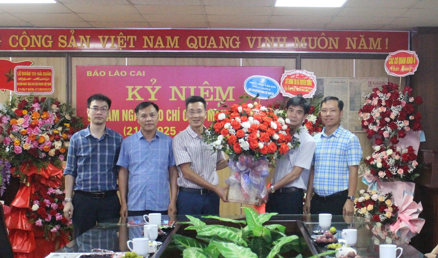 VNPT tỉnh Lào Cai tặng hoa chúc mừng Báo Lào Cai..jpg