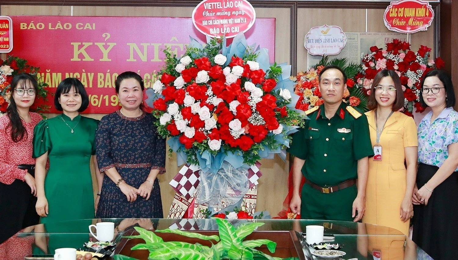 Viettel Lào Cai tặng hoa chúc mừng Báo Lào Cai.