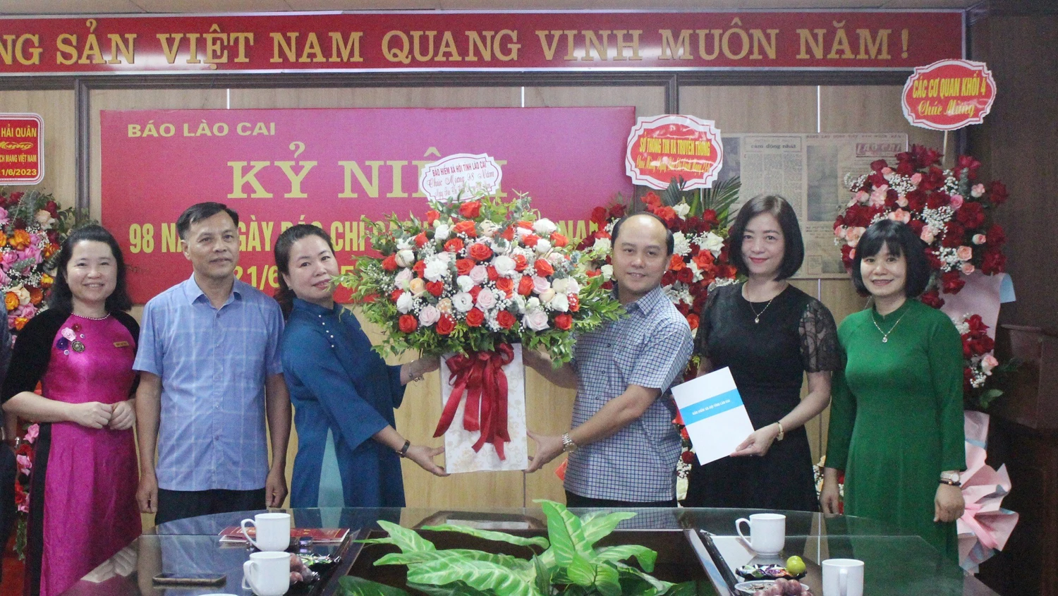 Bảo hiểm Xã hội tỉnh Lào Cai tặng hoa chúc mừng Báo Lào Cai..jpg