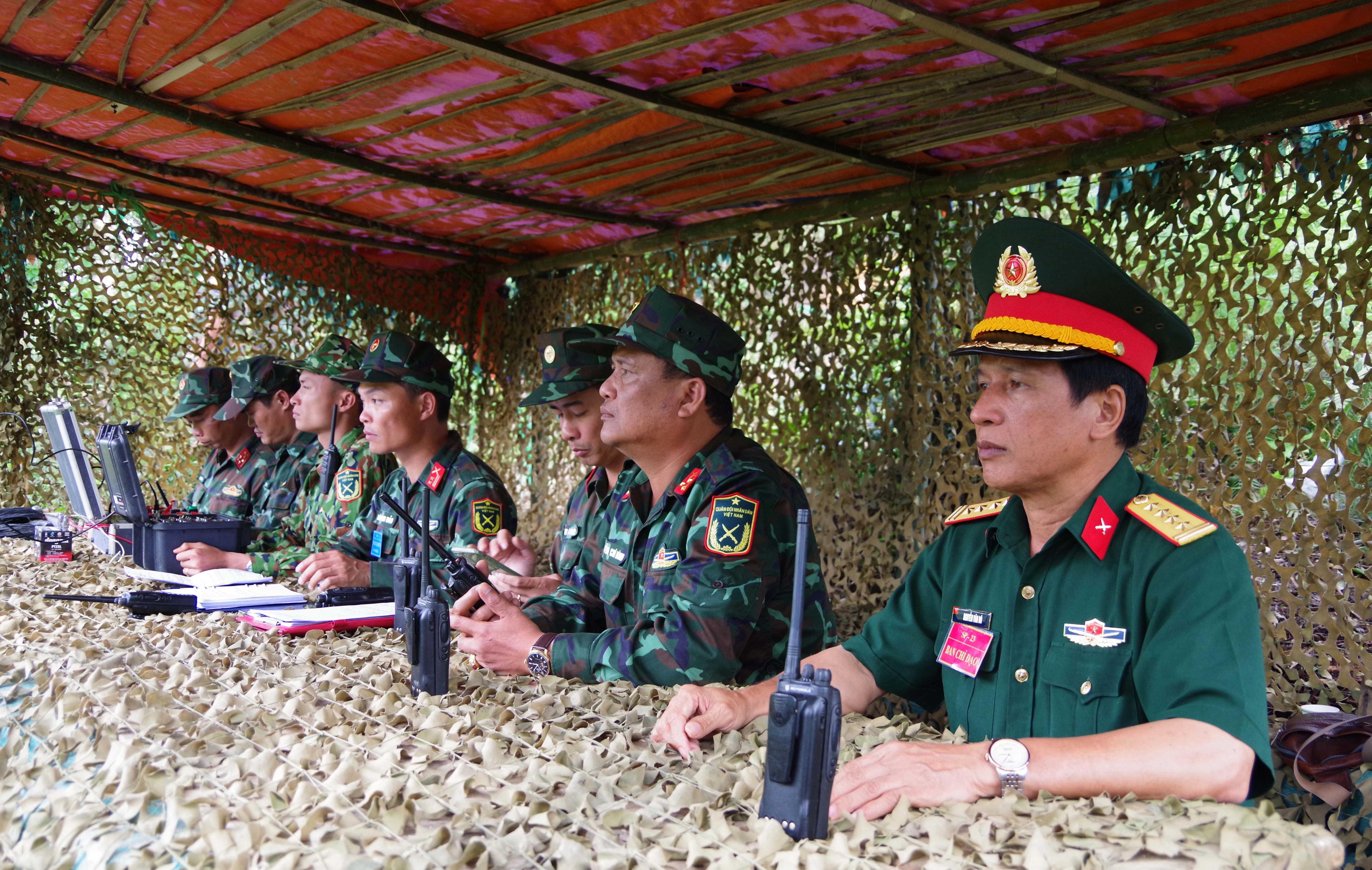 Chi huy dien tap thuc binh.JPG