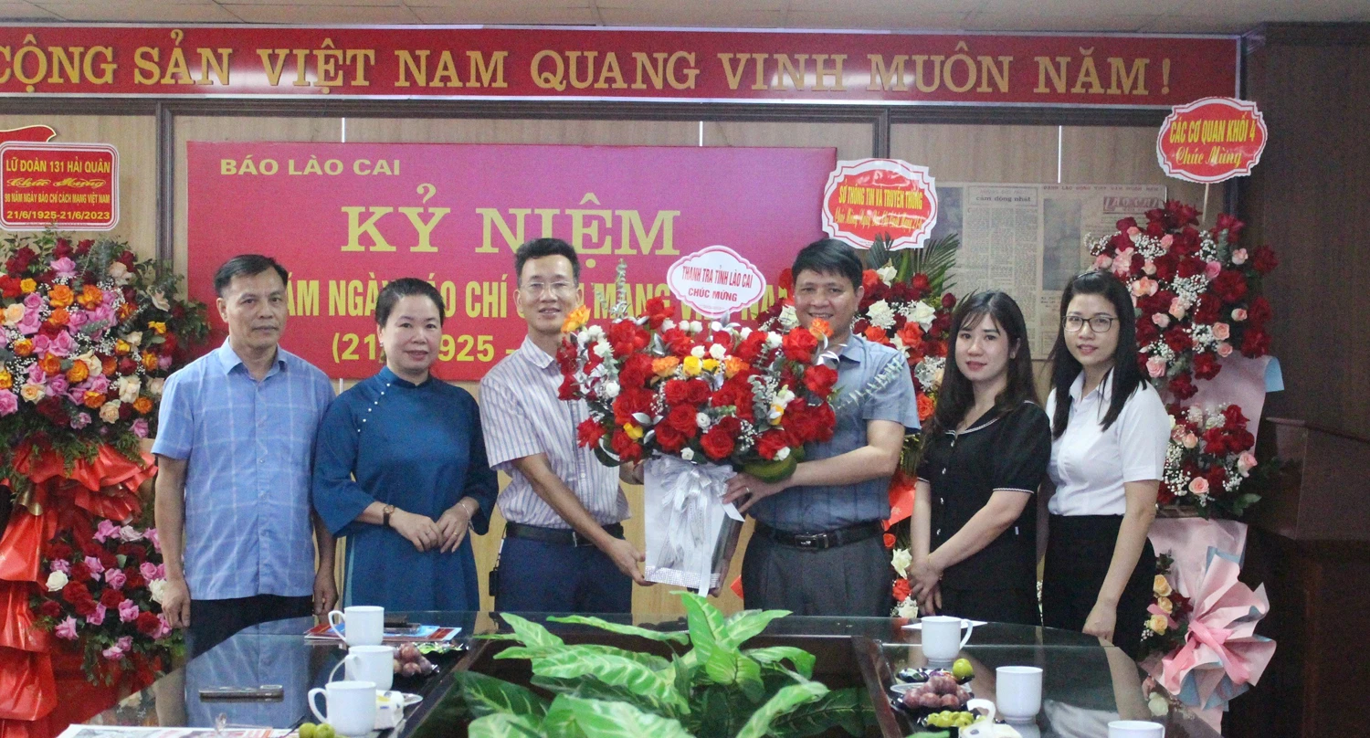 Thanh tra tỉnh Lào Cai tặng hoa chúc mừng Báo Lào Cai.