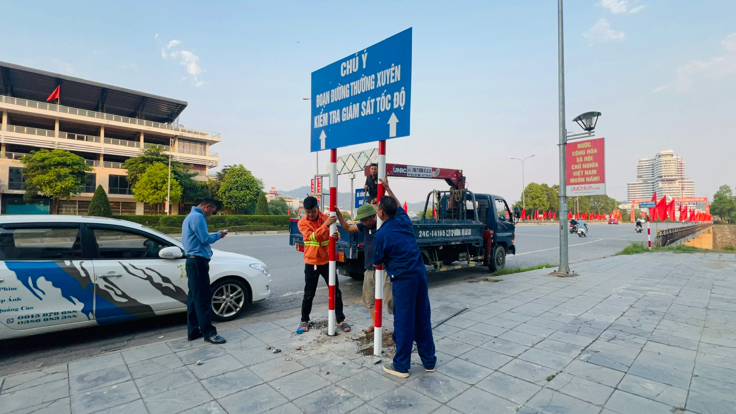 Ảnh 3. Lực lượng chức năng lắp đặt hệt thống biển chỉ dẫn tại đường Trần Hưng Đạo (3).jpg