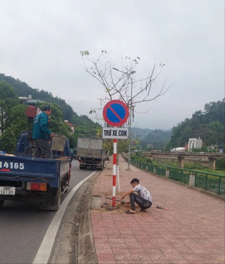 Ảnh 1. Lắp đặt biển cấm tại phường Lào Cai, thành phố Lào Cai (1).jpg