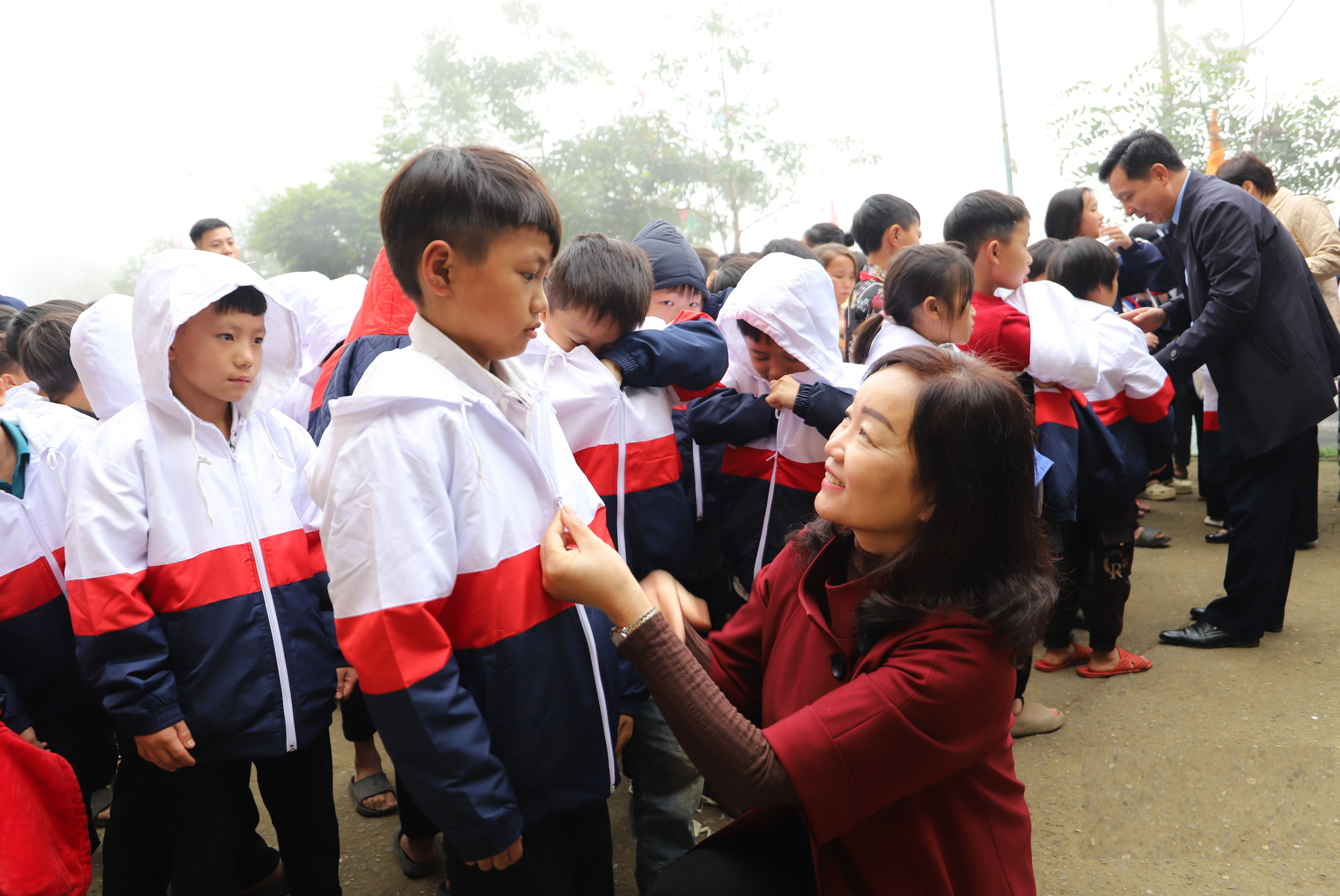 ba-luu-thi-hien-trao-ao-am-4965.jpg