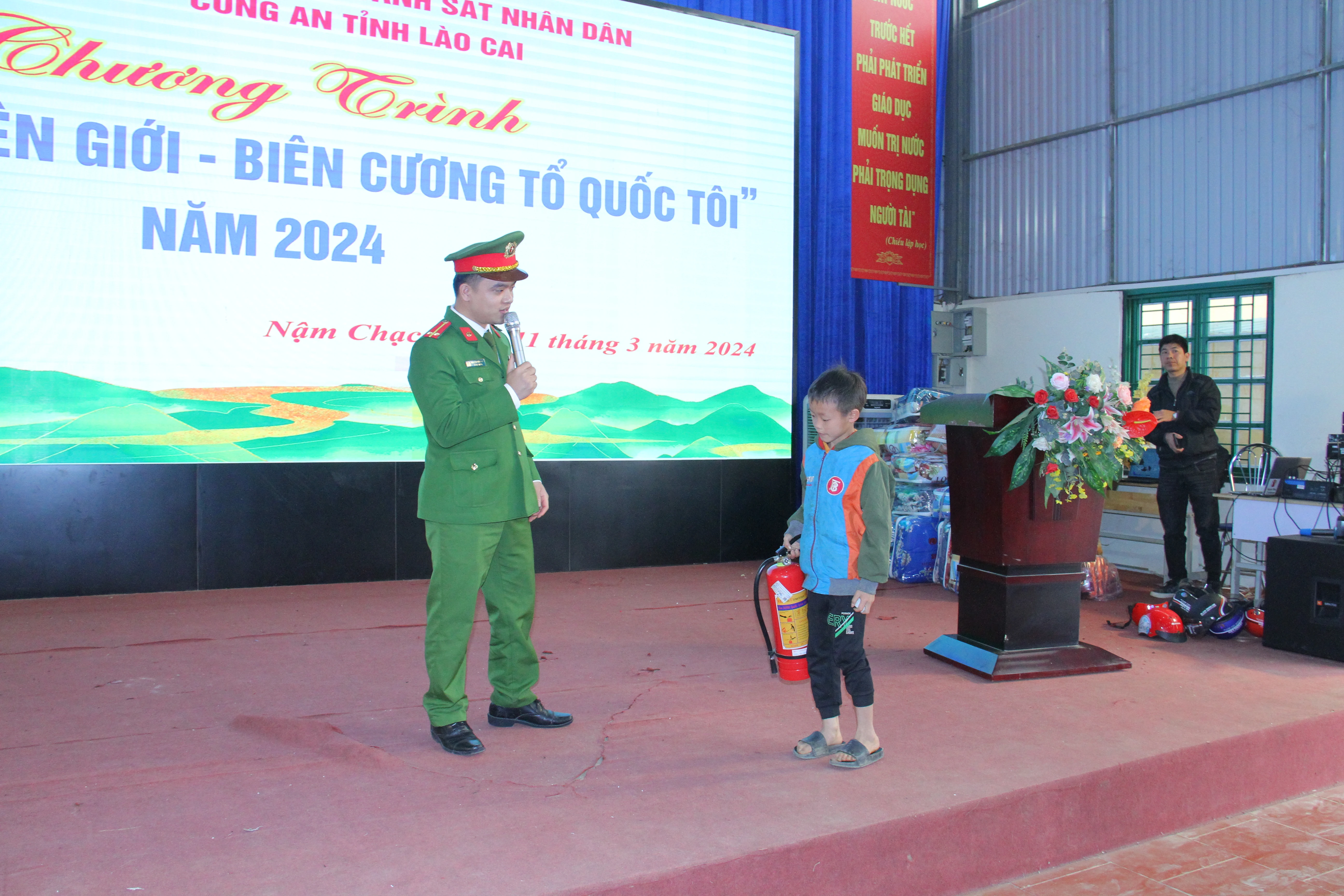Tuyên truyền về PCCC cho các em học sinh.JPG