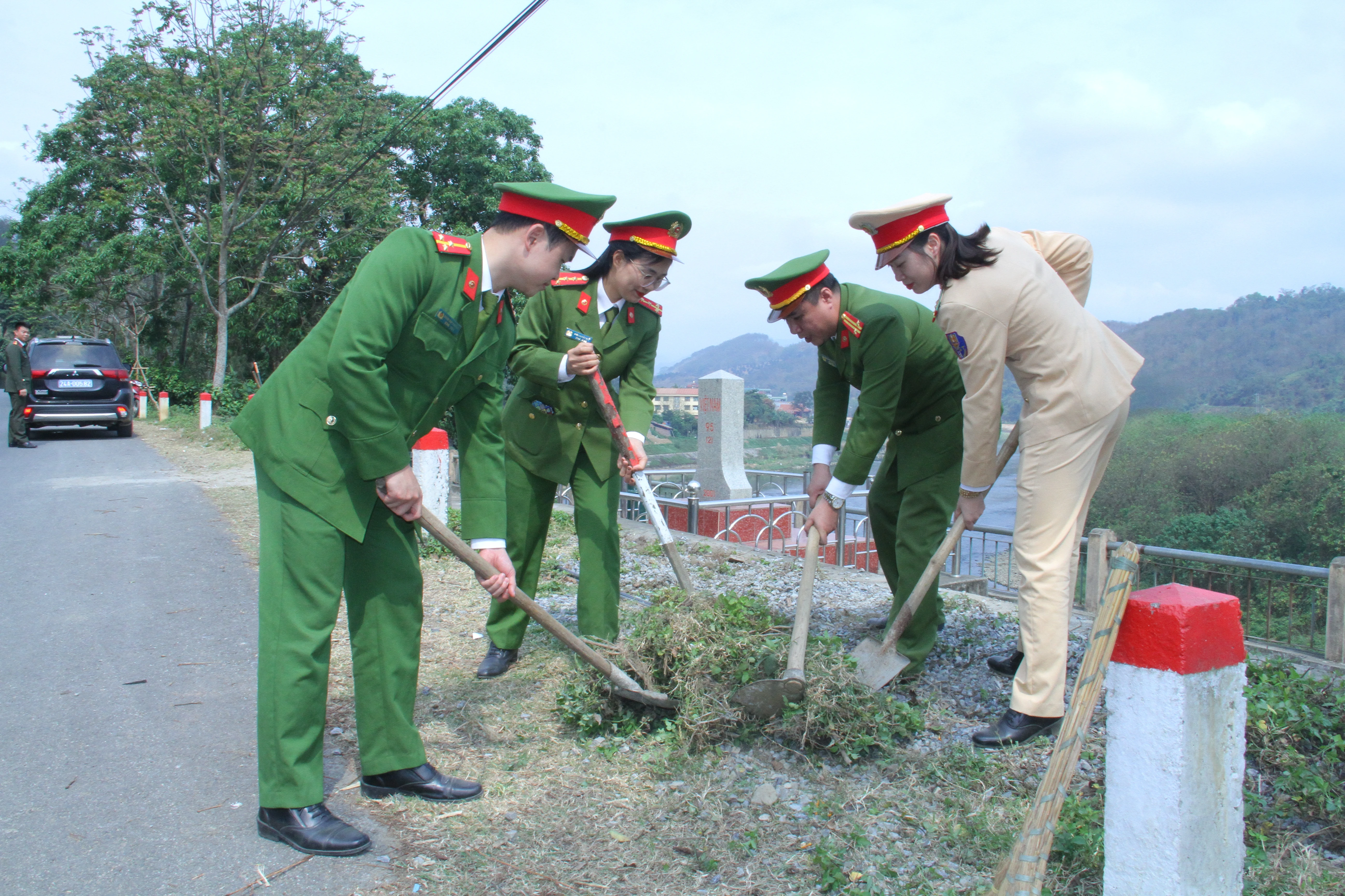 đoàn thanh niên cụm khối CSND lao động, vệ sinh, dọn cỏ, phát cây… tại cột mốc chủ quyền biên giới.JPG