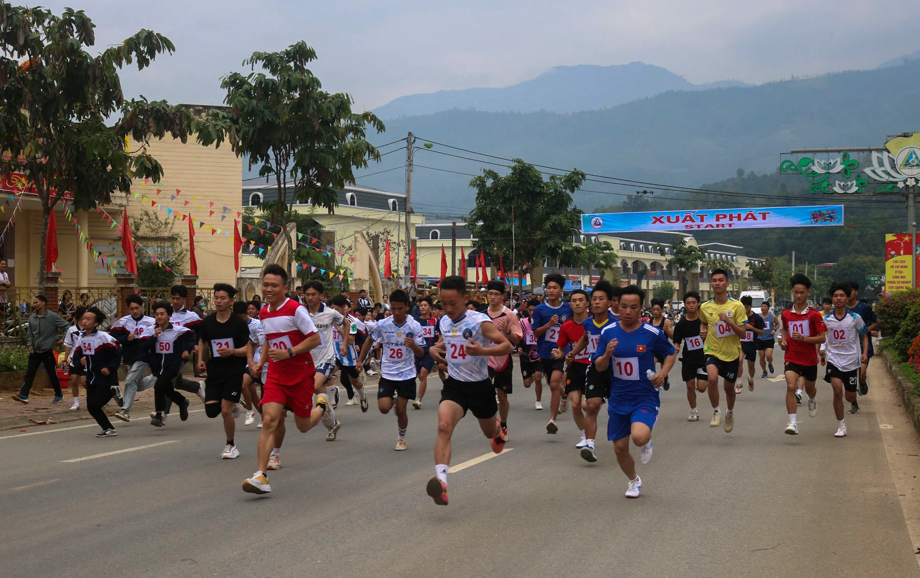 Các VĐV tham gia giải Việt dã, nội dung Nam chính.jpg