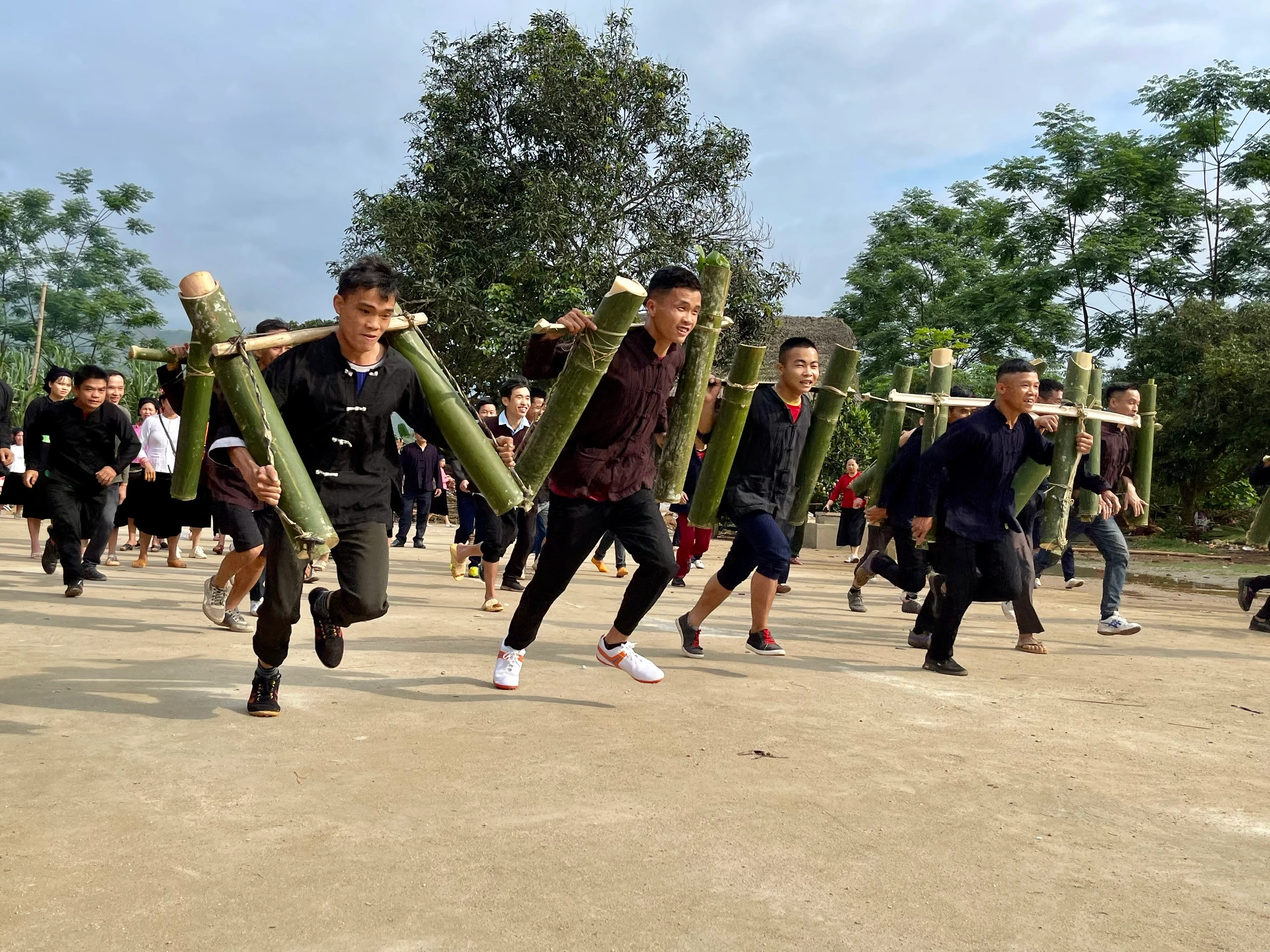 Đặc sắc cuộc thi gánh nước - Copy.jpg