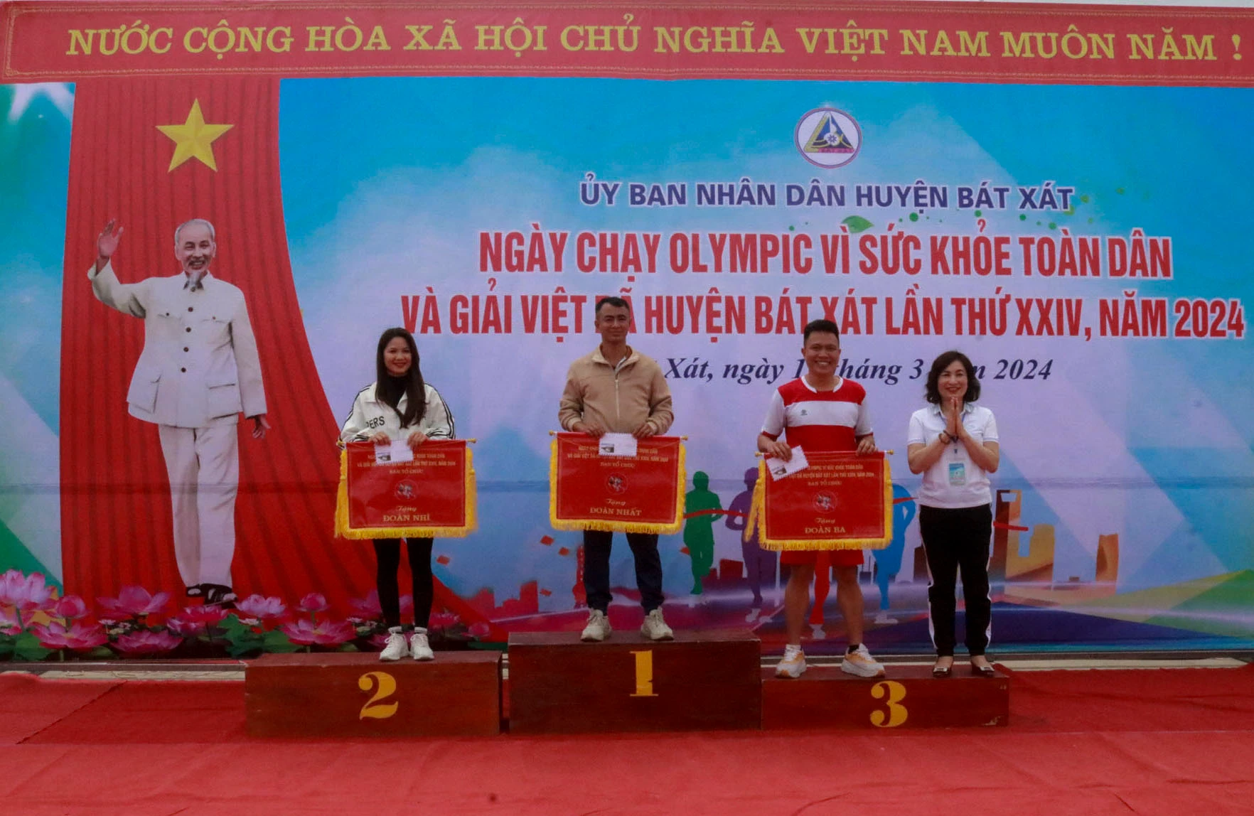 Trao giải toàn đoàn cho các đơn vị xuất sắc.jpg