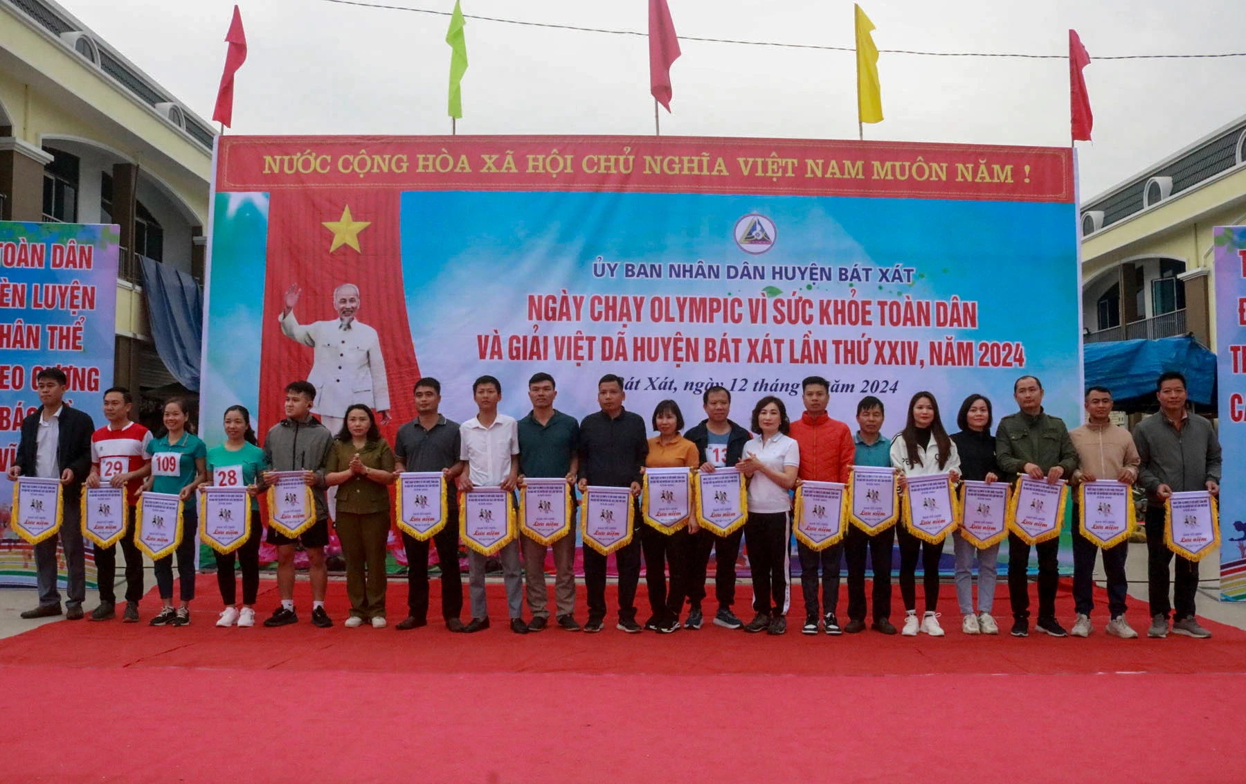 Trao cờ lưu niệm cho các đơn vị tham gia giải.jpg