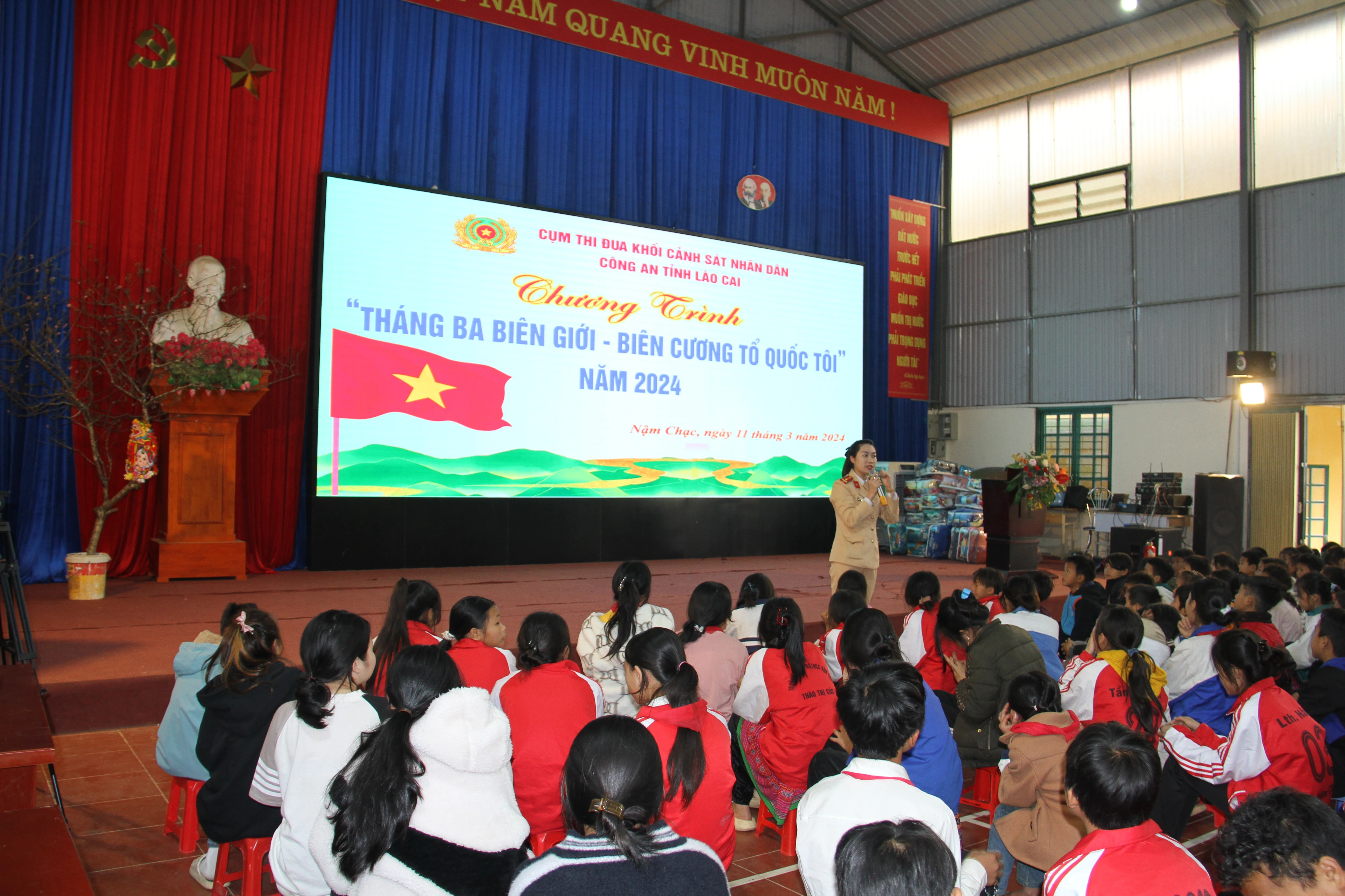 Tuyên truyền luật giao thông đường bộ.JPG