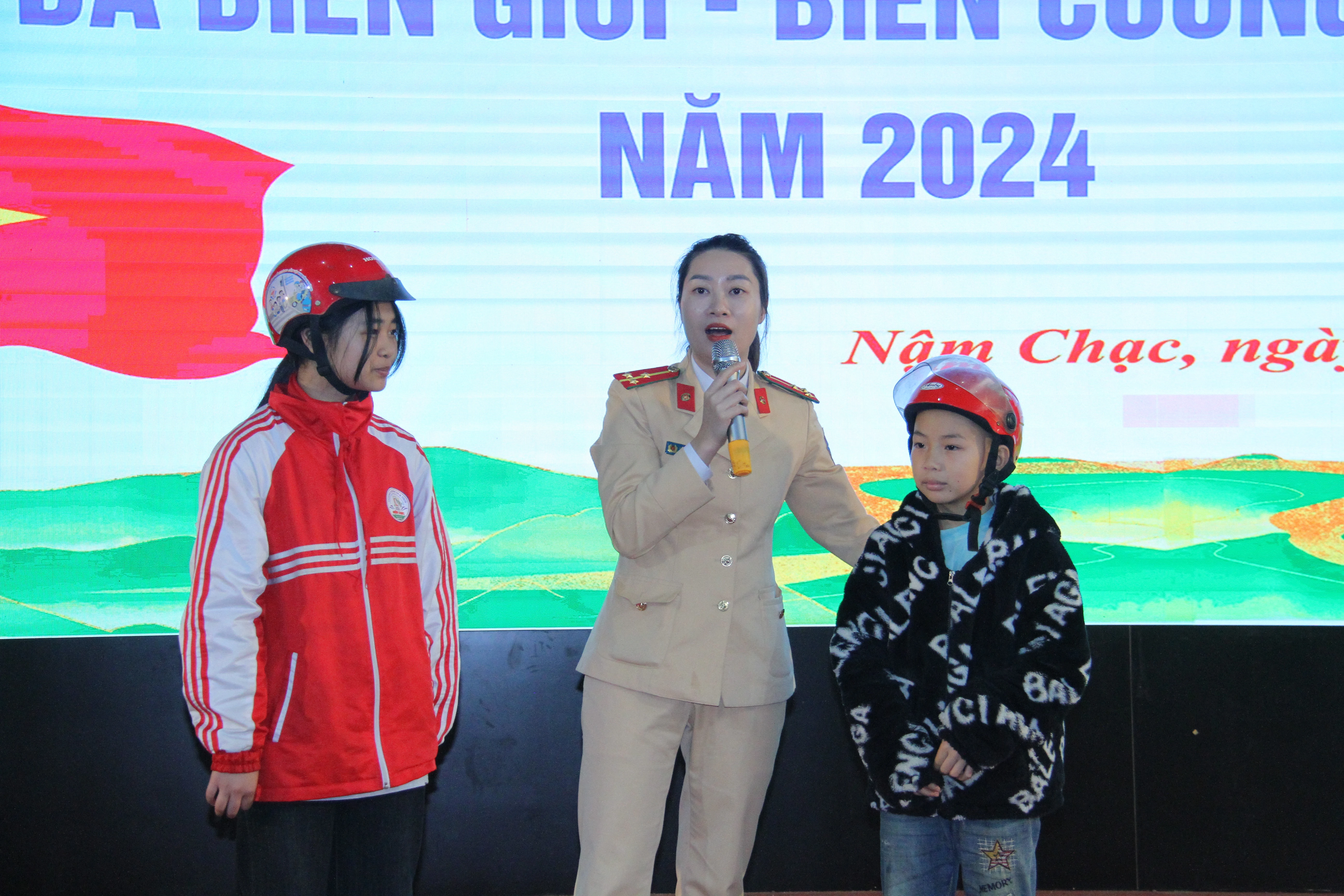 Tuyên truyền luật giao thông.JPG
