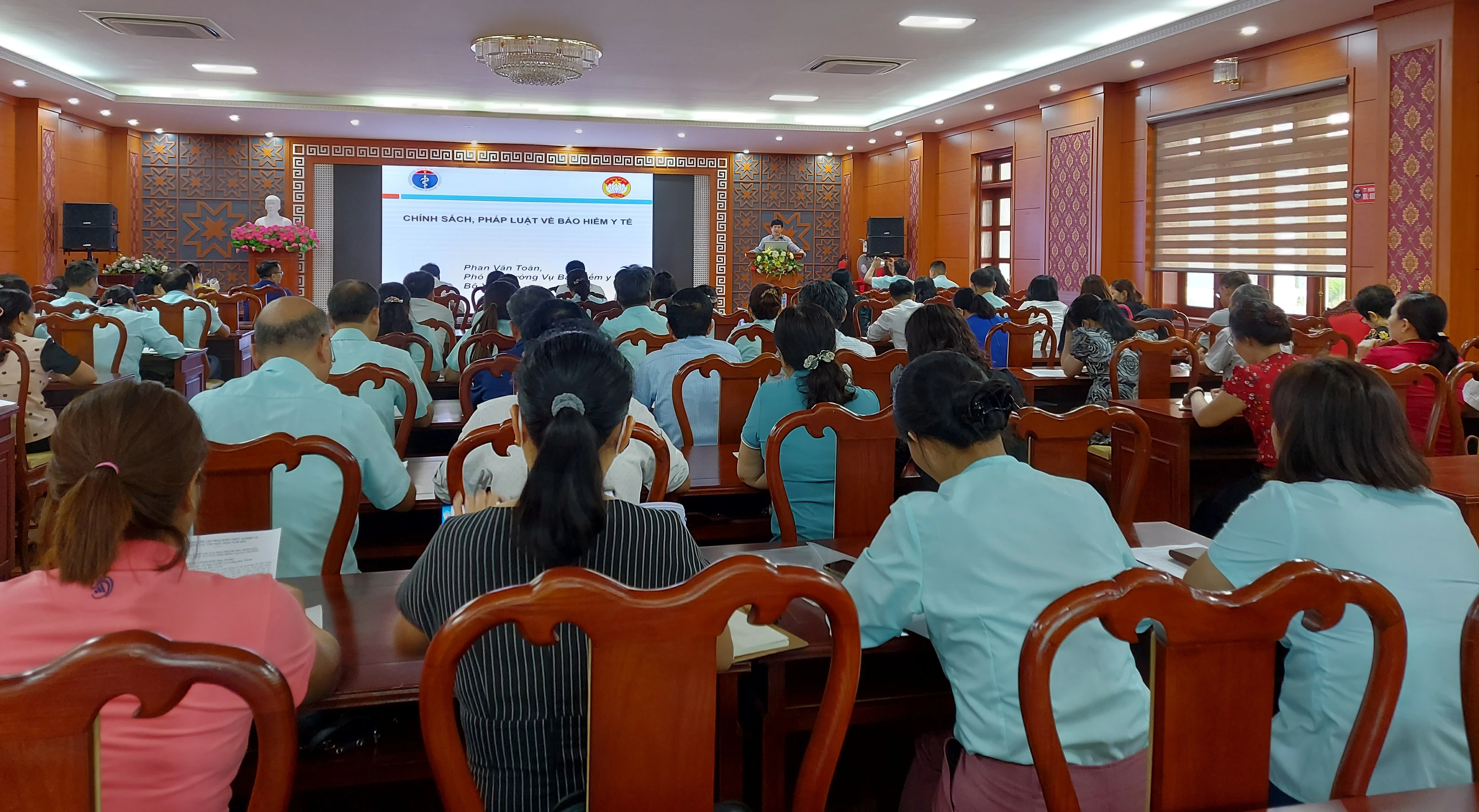 Cập nhật kiến thức cho cán bộ Mặt trận Tổ quốc ở cơ sở để đáp ứng yêu cầu nhiệm vụ.