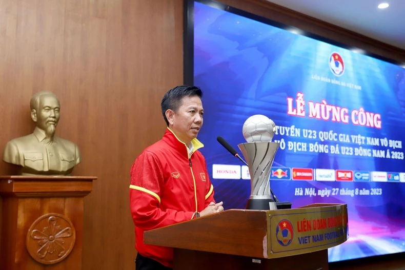 Huấn luyện viên Hoàng Anh Tuấn phát biểu tại Lễ mừng công.