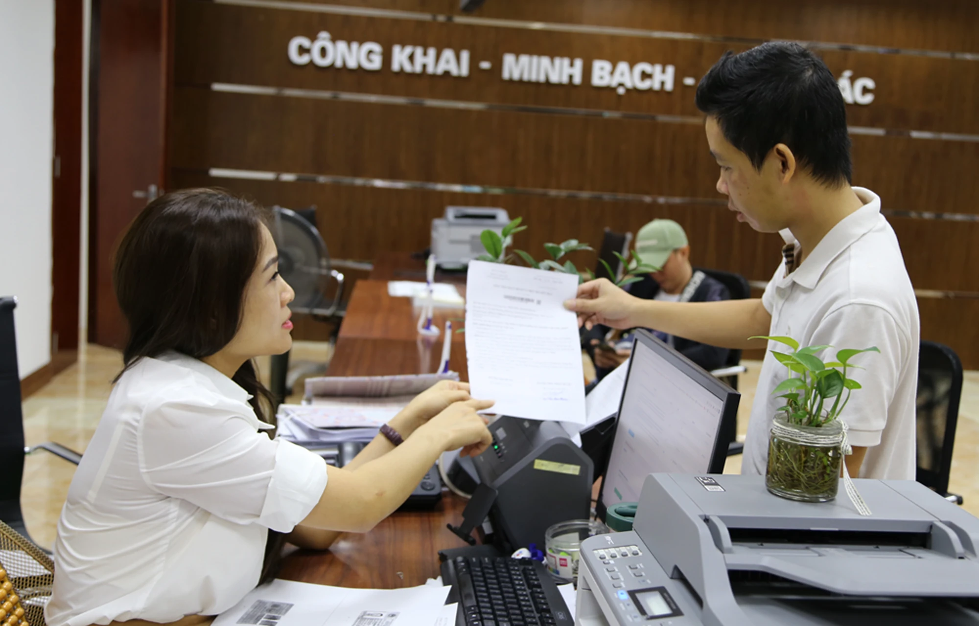 2.Hoạt động của bộ phận một cửa Sở Tư pháp tại Trung tâm Phục vụ hành chính công tỉnh..JPG