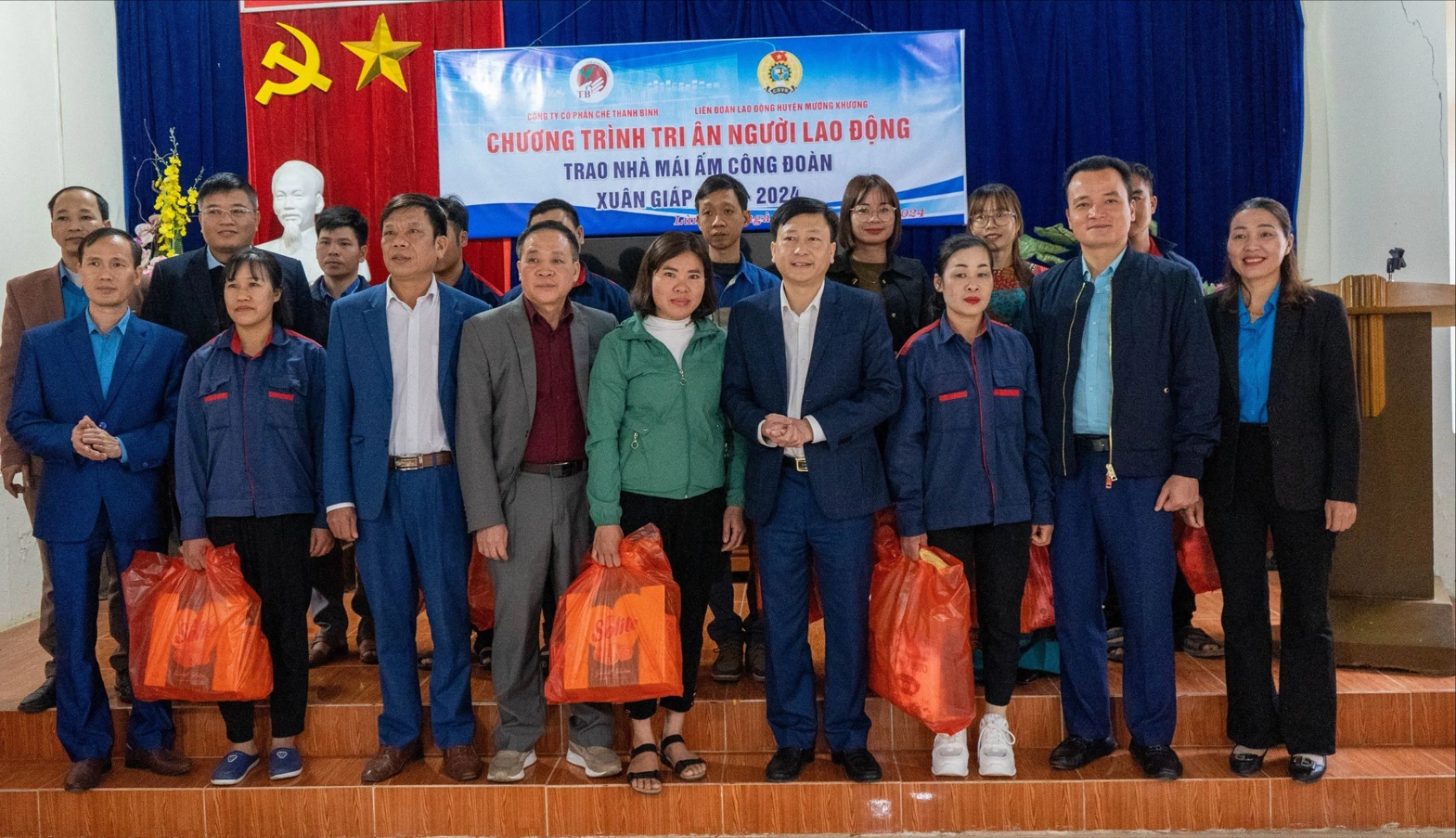tang-qua-cho-10-cong-nhan-cua-cong-ty-co-phan-che-thanh-binh-355-8458.jpg