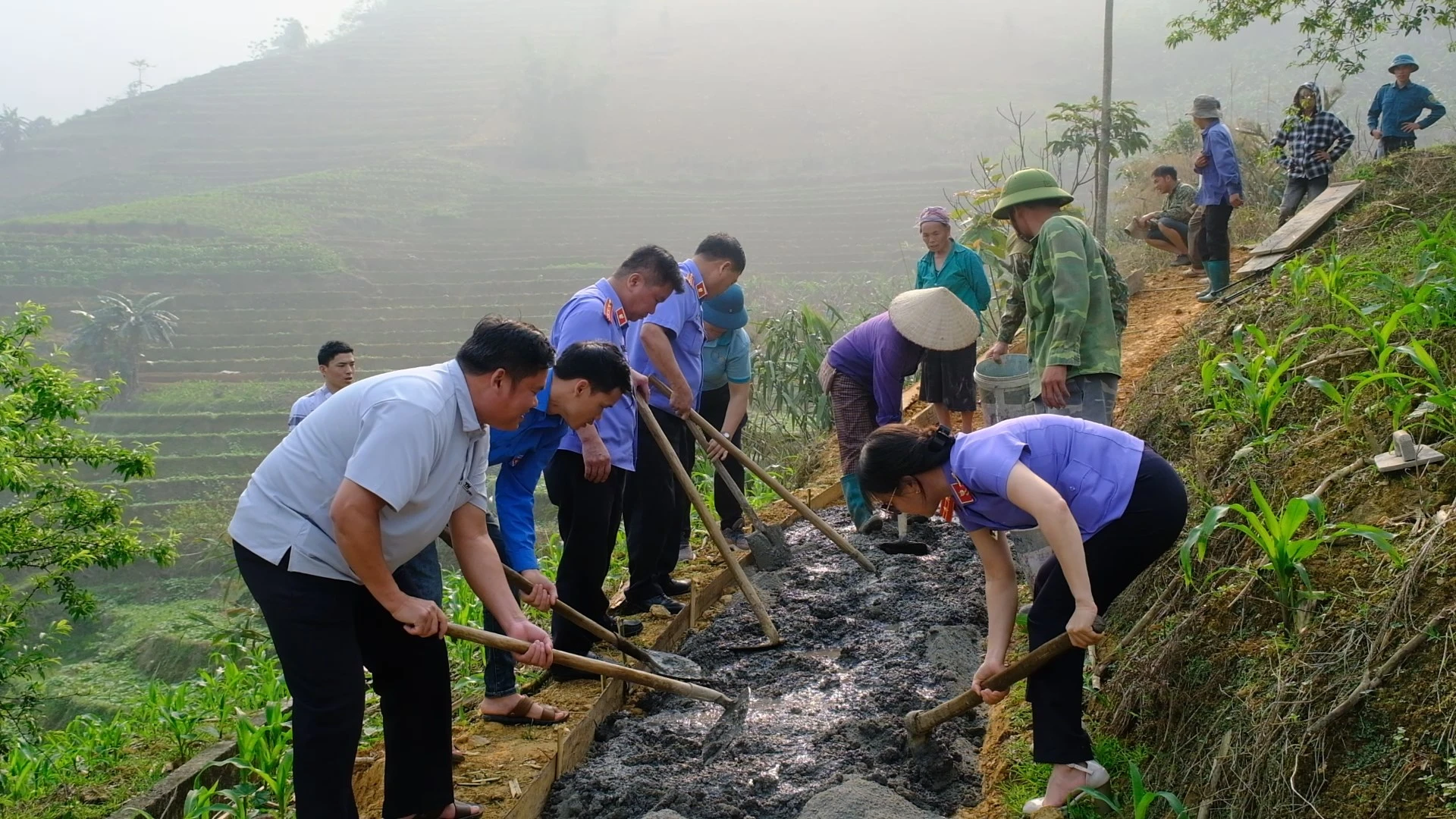 Cán bộ công chức Viện kiểm sát nhân dân tỉnh Lào Cai chung tay cùng bà con làm đường GTNT.jpg